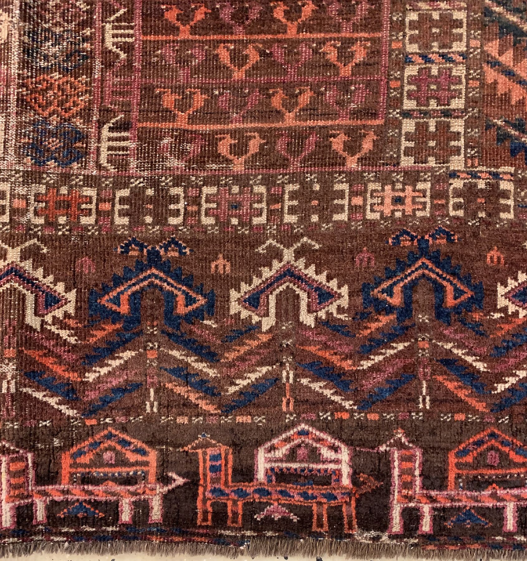 Detail c: Antiker Arabatschi Engsi, Turkmenistan, 19.Jhd, Wolle geknüpft auf Wolle, ca. 152 x 133 cm, EHZ:(Alters- und Gebrauchsspuren).