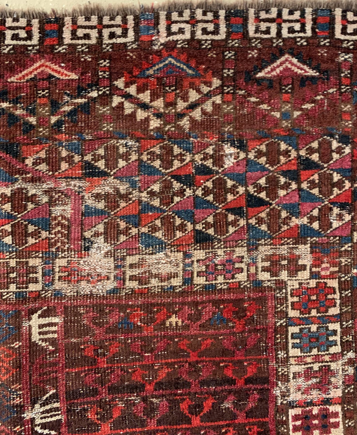 Detail d: Antiker Arabatschi Engsi, Turkmenistan, 19.Jhd, Wolle geknüpft auf Wolle, ca. 152 x 133 cm, EHZ:(Alters- und Gebrauchsspuren).