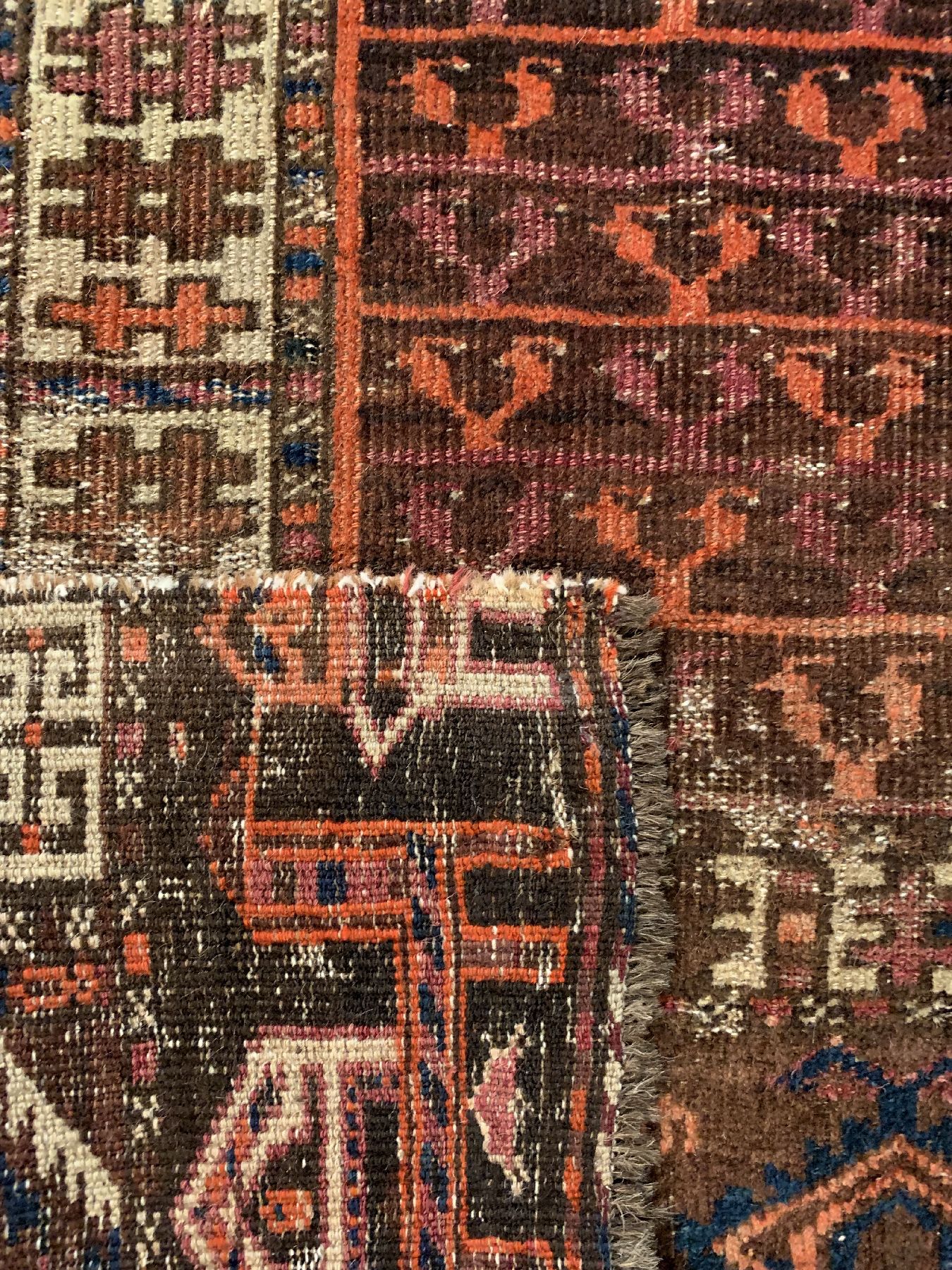 Detail e: Antiker Arabatschi Engsi, Turkmenistan, 19.Jhd, Wolle geknüpft auf Wolle, ca. 152 x 133 cm, EHZ:(Alters- und Gebrauchsspuren).