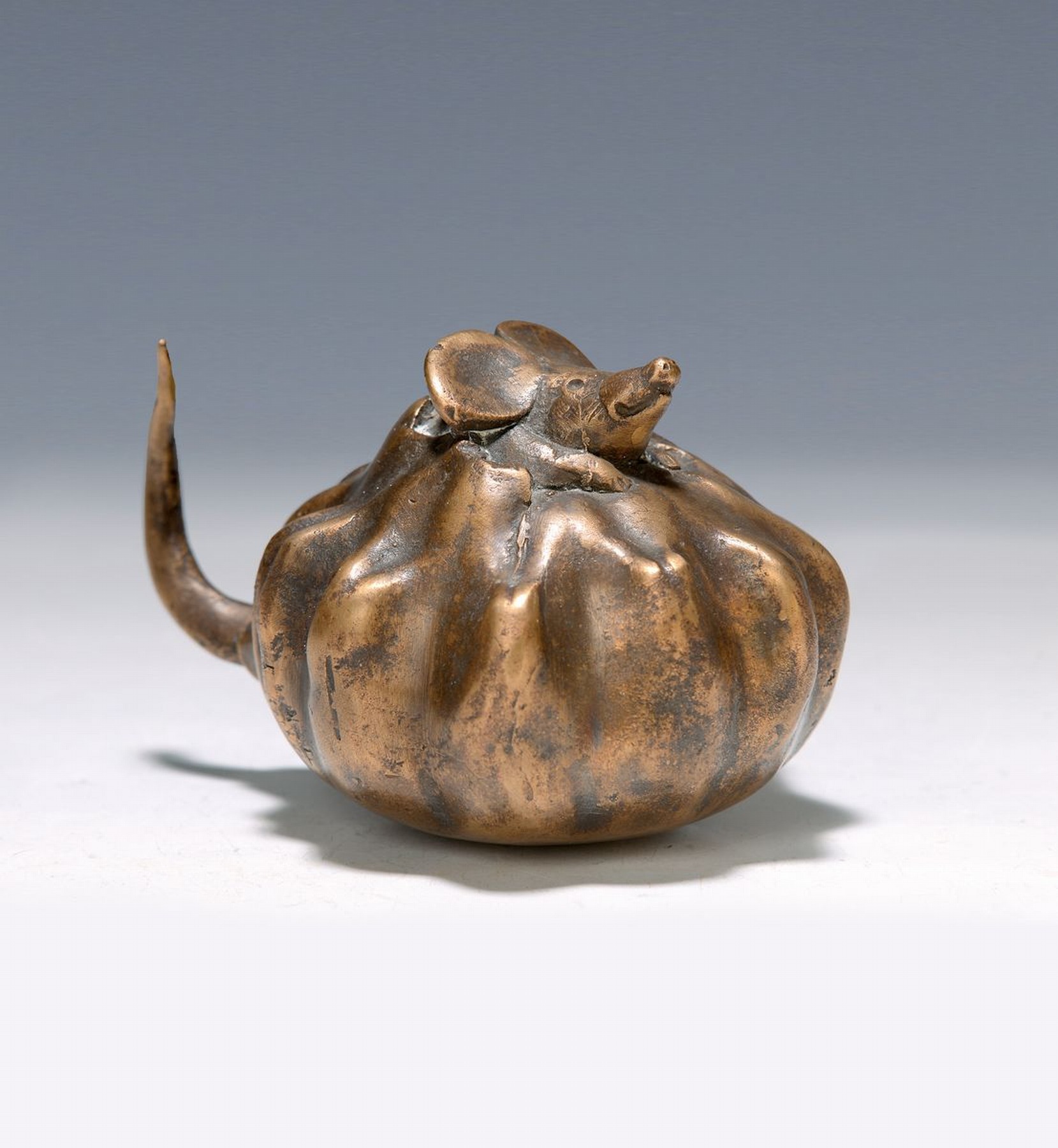 Gernot Rumpf, geb. 1941 Kaiserslautern, Bronzeskulptur, "Kürbis-Maus", num. 38/50, monogrammiert, Strehle Kunstguss, ca. 8 x 12 cm