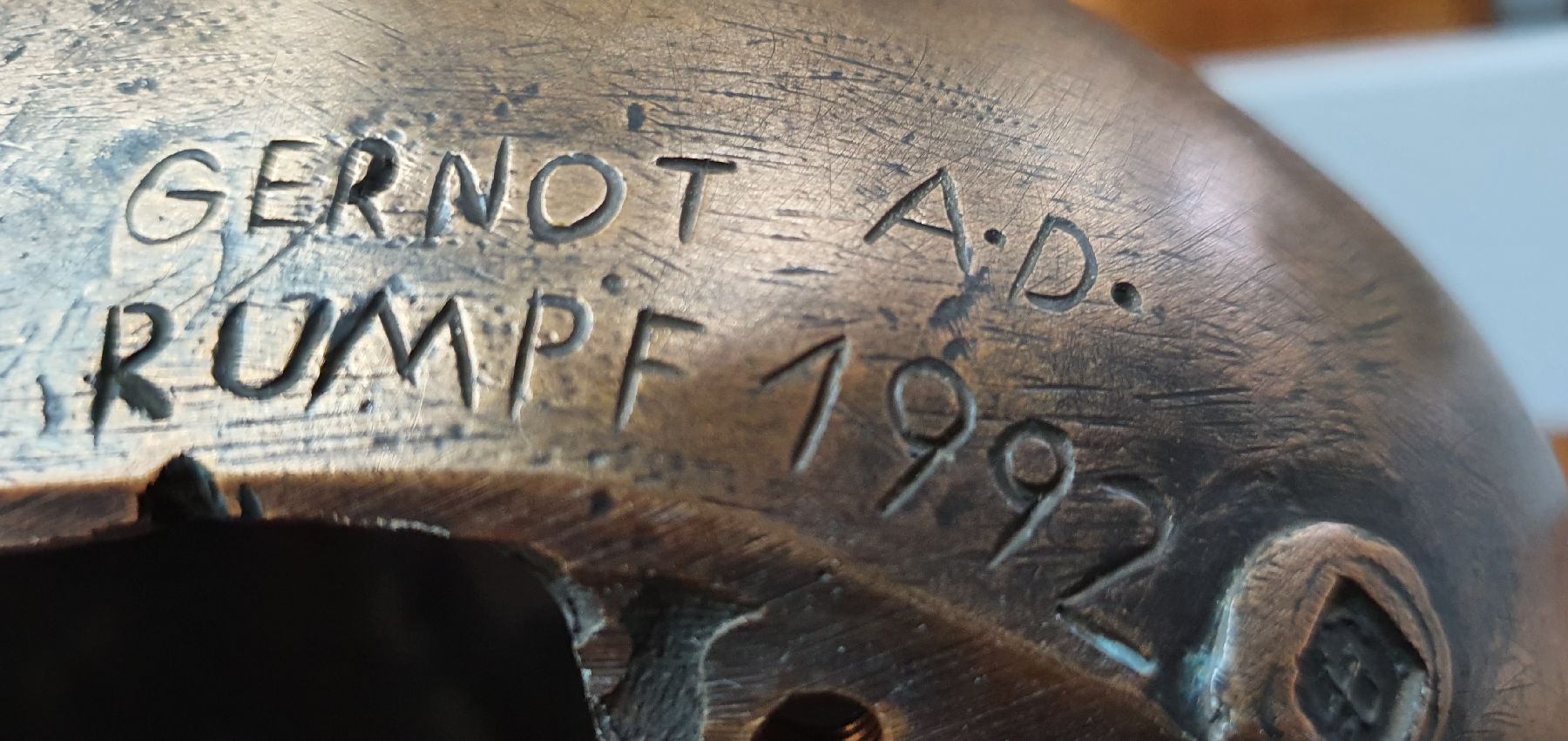 Detail c: Gernot Rumpf, geb. 1941 Kaiserslautern, Bronzeskulptur, "Ohrmuschel bzw. das Ohr", am Boden signiert und dat. 1992, monogrammiert, Gießer ...
