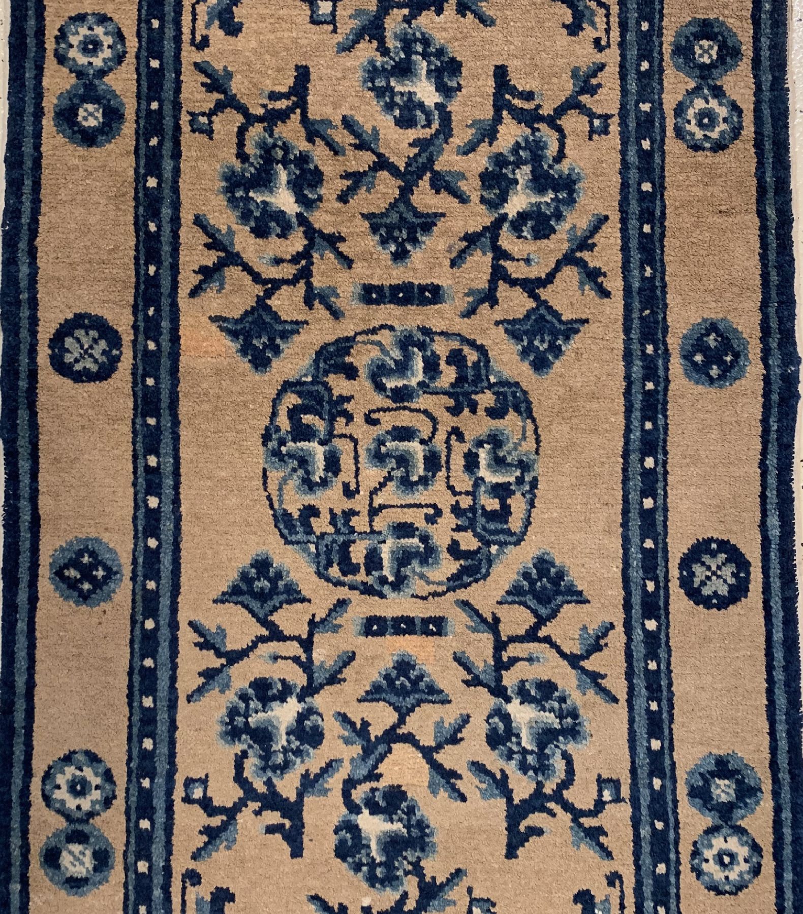 Detail a: Pao Tow antik, China, um 1900, Wolle geknüpft auf Baumwolle, ca. 134 x 68 cm, EHZ: 2-3(guter Zustand).