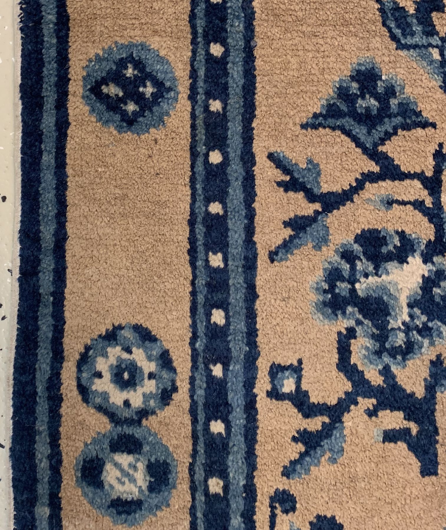 Detail b: Pao Tow antik, China, um 1900, Wolle geknüpft auf Baumwolle, ca. 134 x 68 cm, EHZ: 2-3(guter Zustand).