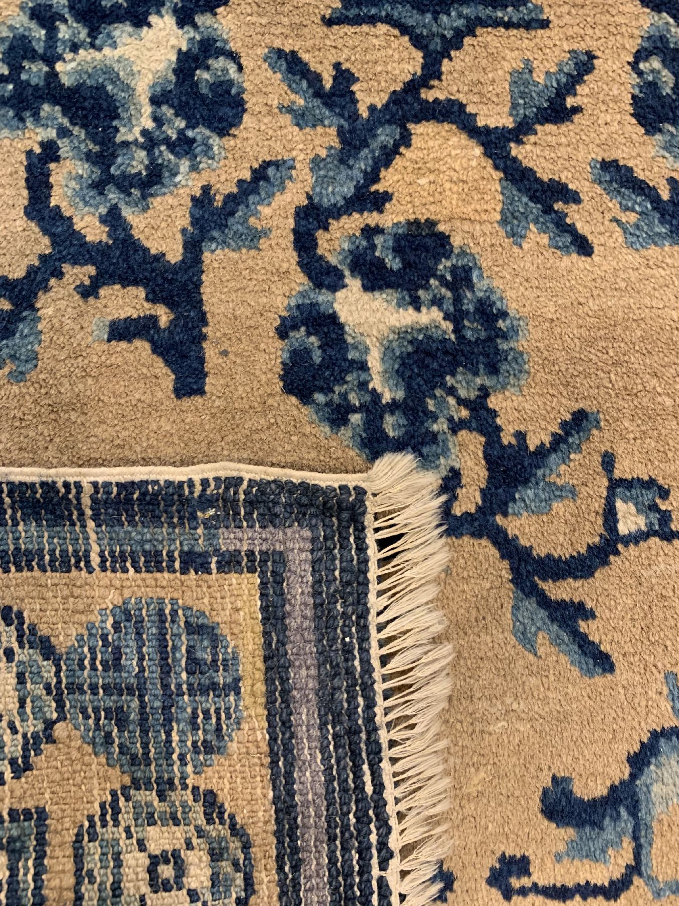 Detail c: Pao Tow antik, China, um 1900, Wolle geknüpft auf Baumwolle, ca. 134 x 68 cm, EHZ: 2-3(guter Zustand).