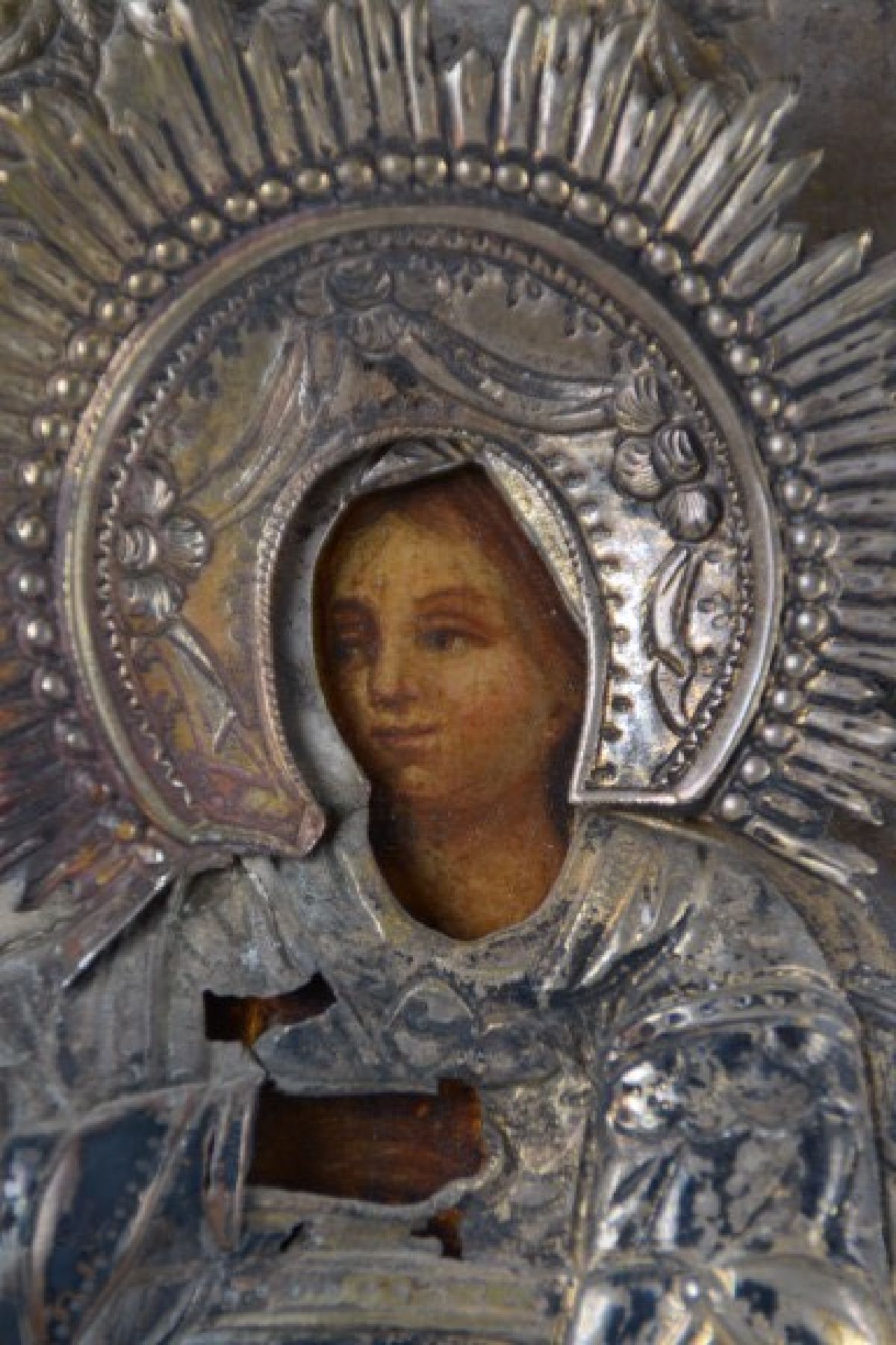 Detail d: Ikone, Russland, 19. Jh., Eitempera/Holz, geprägtes Silbersud-Oklad, Alters- und Gebr.-spuren, ca. 26.5 x 20 cm