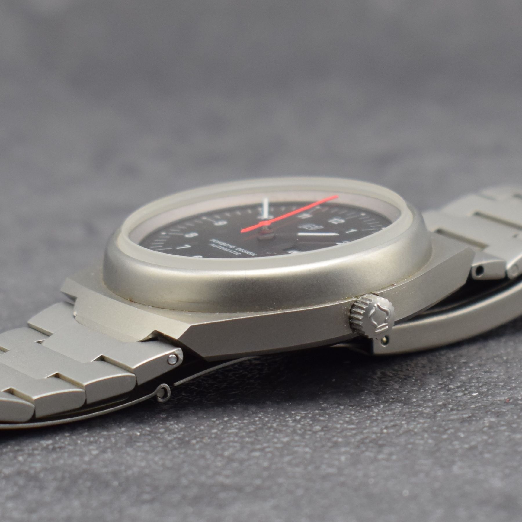 Detail e: ORFINA / PORSCHE DESIGN Armbanduhr, Schweiz 1990er Jahre, Automatik, matt. Edelstahlgeh. inkl. Gliederband, Boden verschr., schwarzes Zifferbl. m. ...