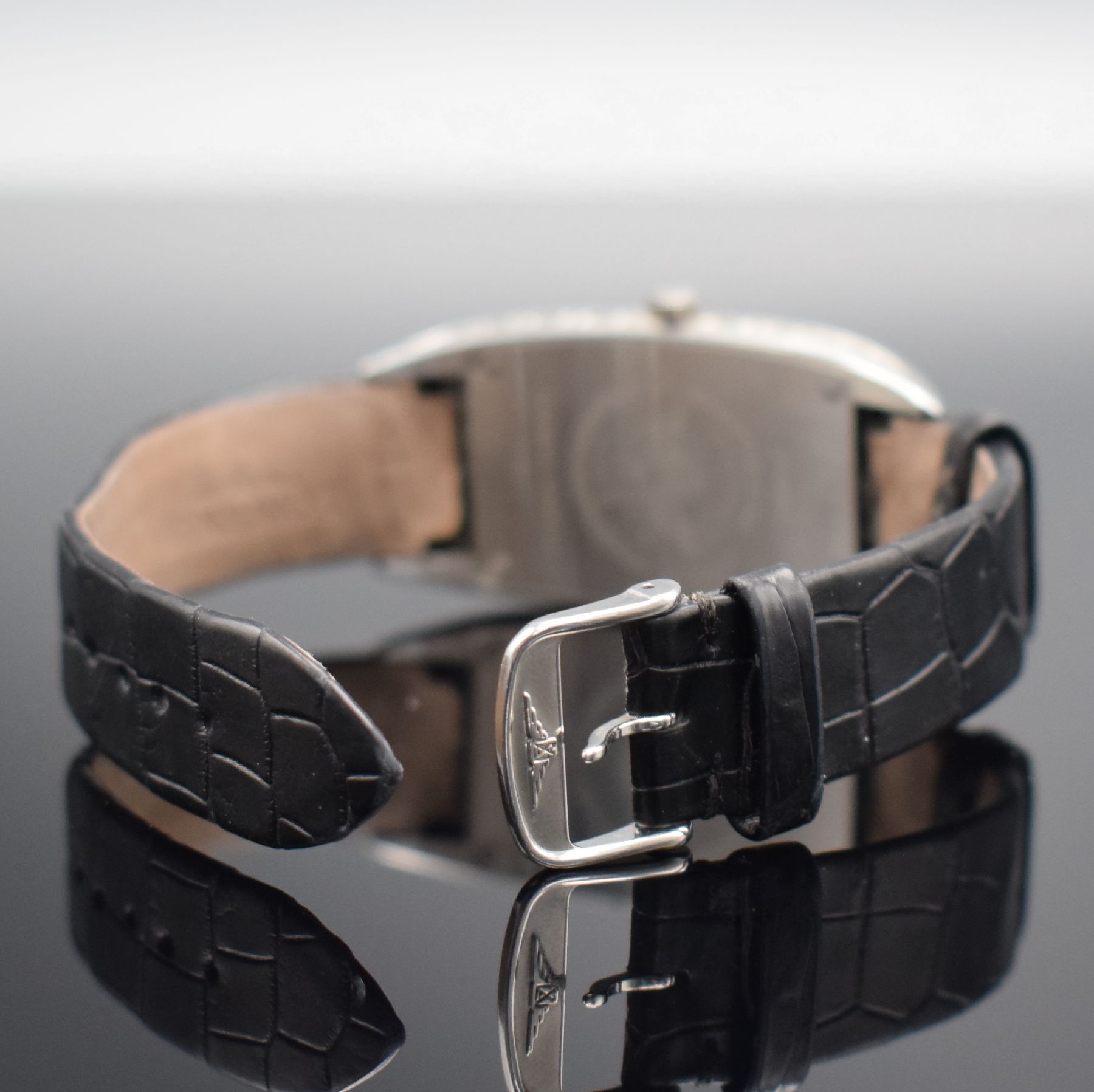 Detail d: LONGINES BelleArti Armbanduhr in Stahl Referenz L2.694.4, Schweiz um 2010, quarz, Boden 4-fach verschr., orig. Lederband m. Dornschl. zu ers., ...