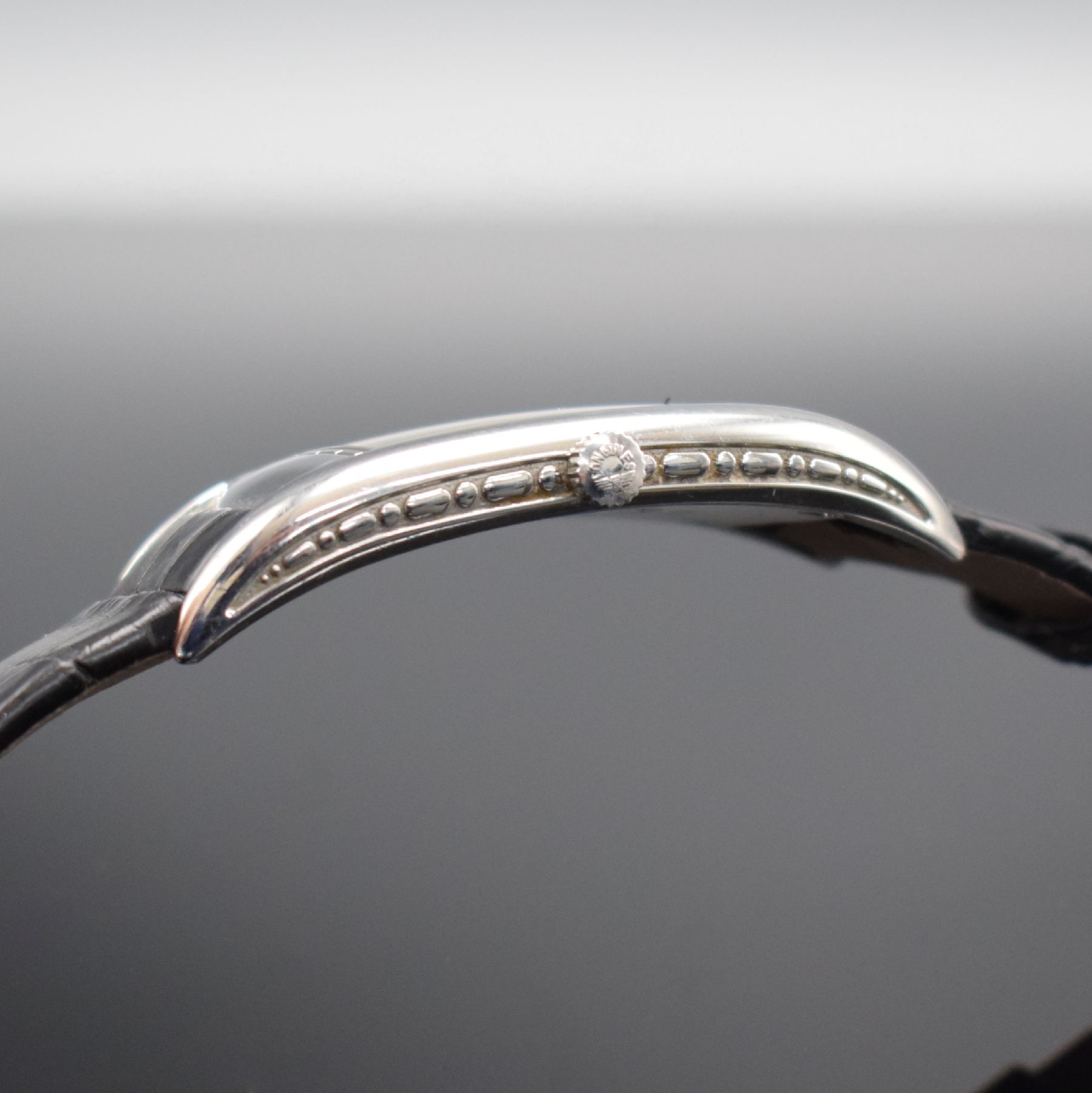 Detail e: LONGINES BelleArti Armbanduhr in Stahl Referenz L2.694.4, Schweiz um 2010, quarz, Boden 4-fach verschr., orig. Lederband m. Dornschl. zu ers., ...