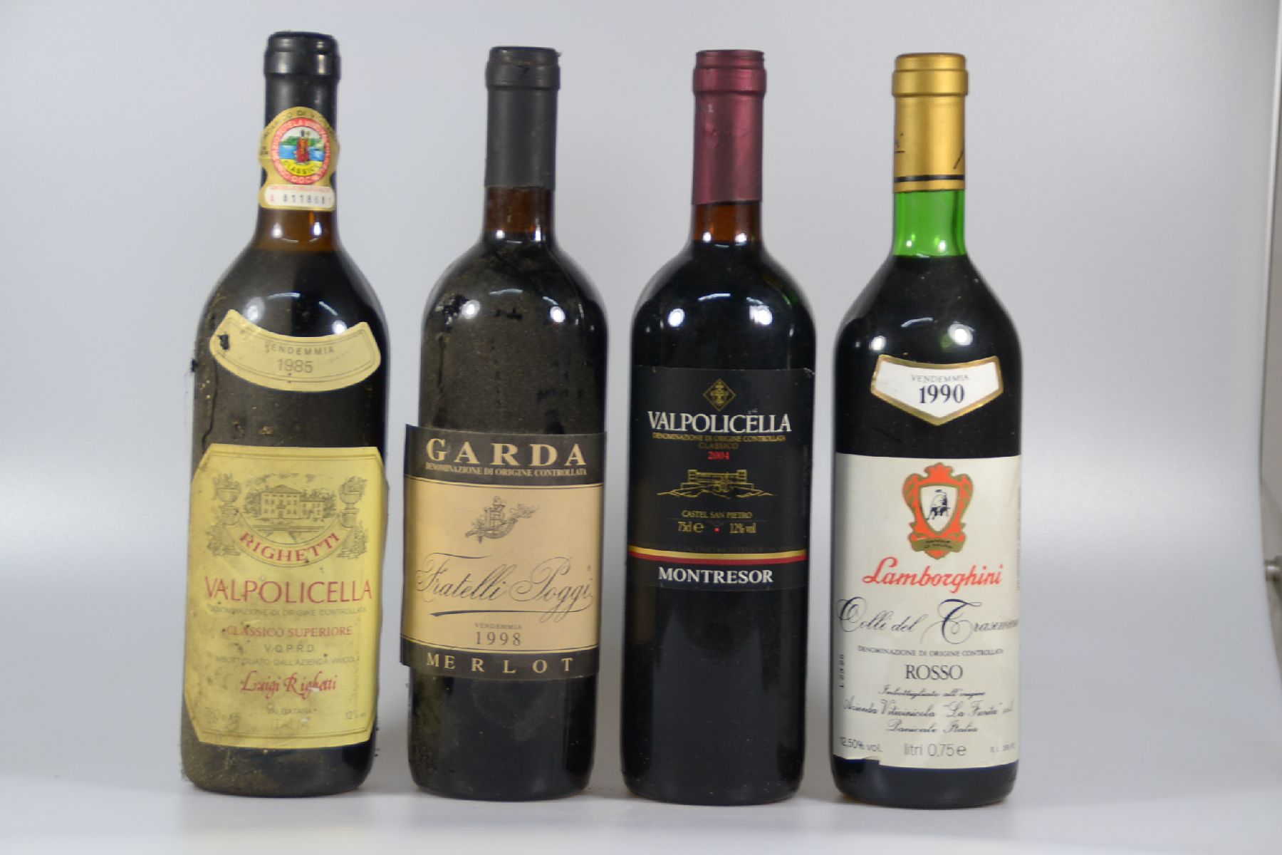 Detail b: 9 Fl. Rotwein Italien: 4 Fl. Righetti Valpolicella; 1 Fl. Garda Fratelli Poggi Merlot 1998; 2 Fl. 1990 Lamborghini Colli del Trasimeno, alle upper ...