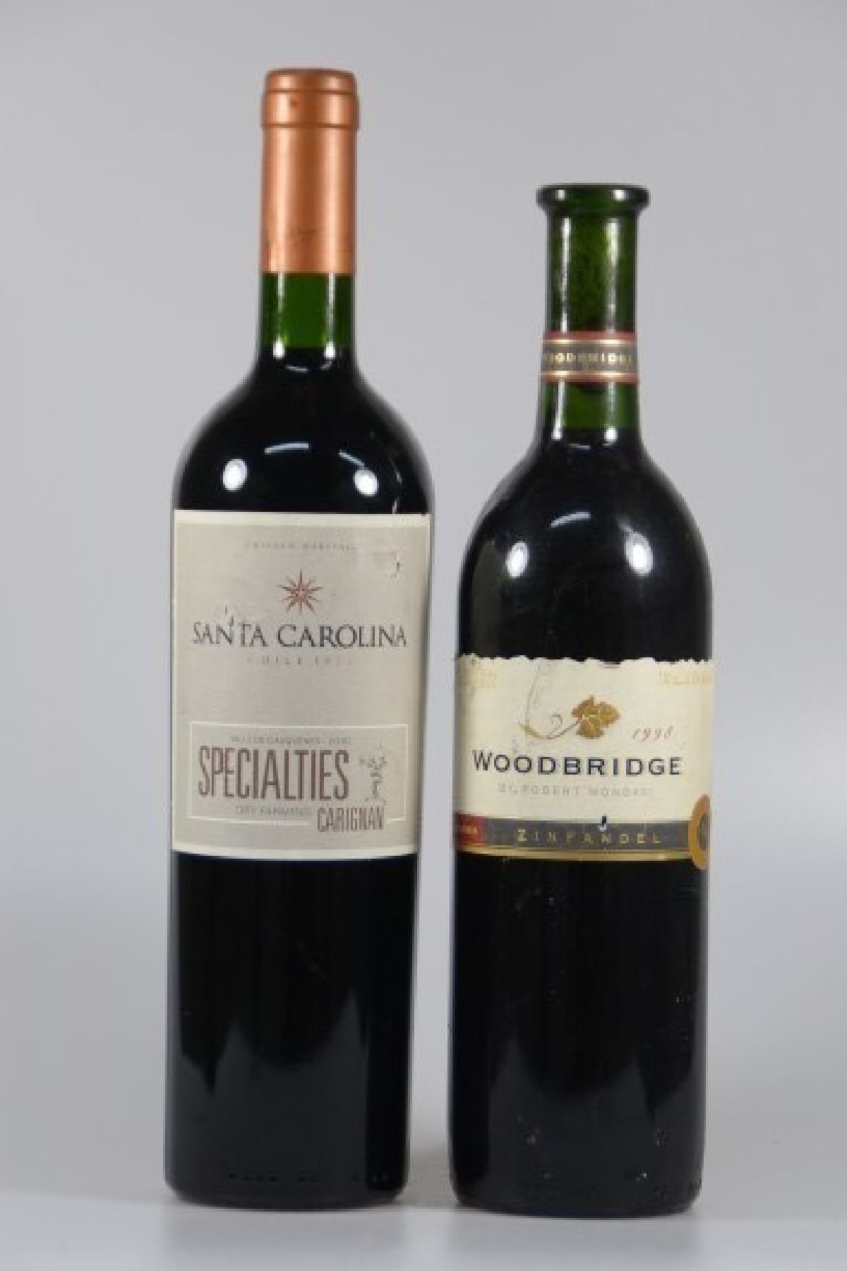 13 Fl. Rotwein Kalifornien, Spanien, Chile, Italien: 5x 1998 Woodbridge, Robert Mondavi und 1 Fl. 2001 Syrah Woodbridge; 1 Fl. Santa Carolina Chile ...