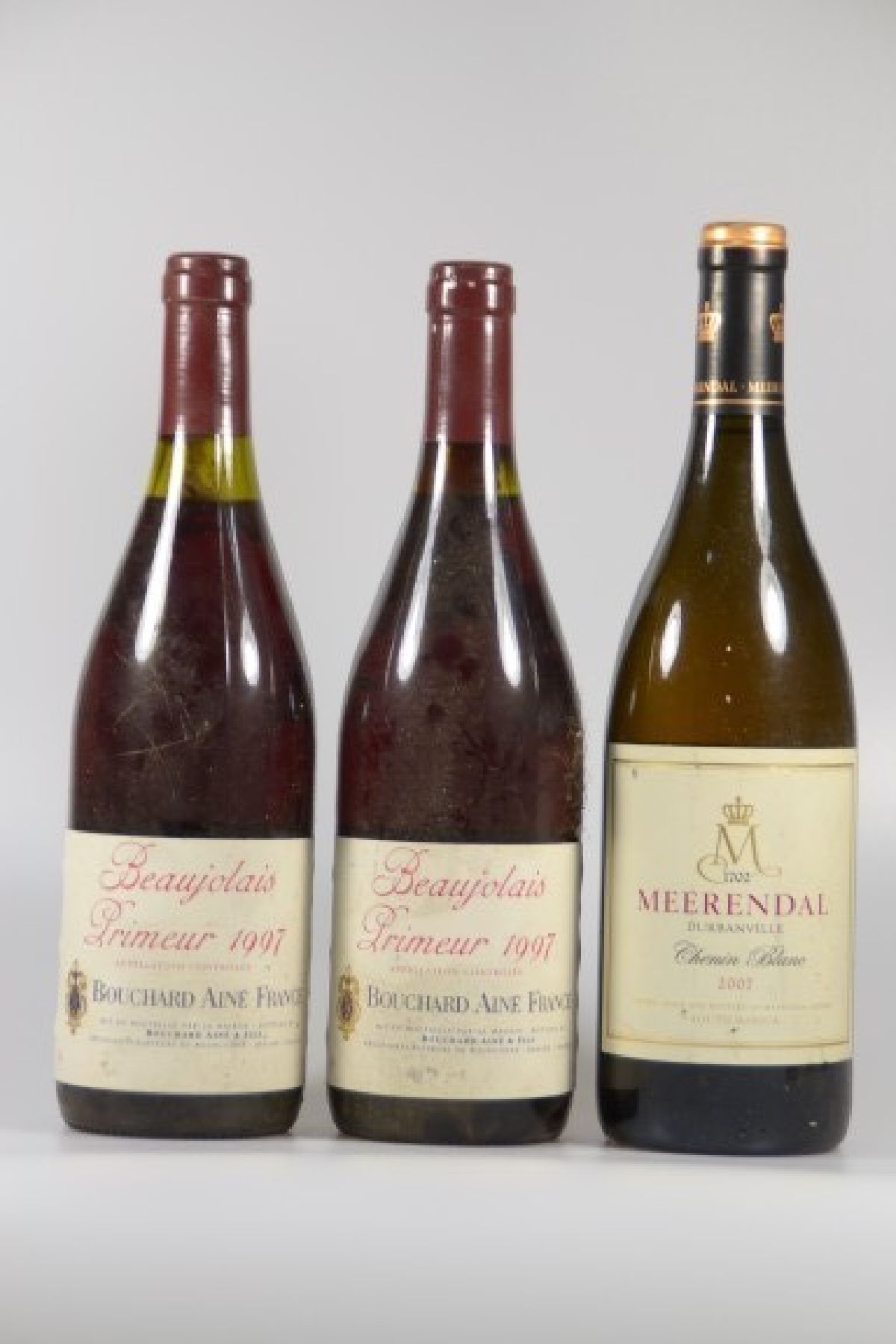 19 Flaschen Rotwein Frankreich, 6 Fl. 1991 Domaine Bellenand, Pouilly-Fuisse; 3 Fl. 1990 Chablis Premier Mont de Milieu, Jean Baulat; 1 Fl. 1983 ...
