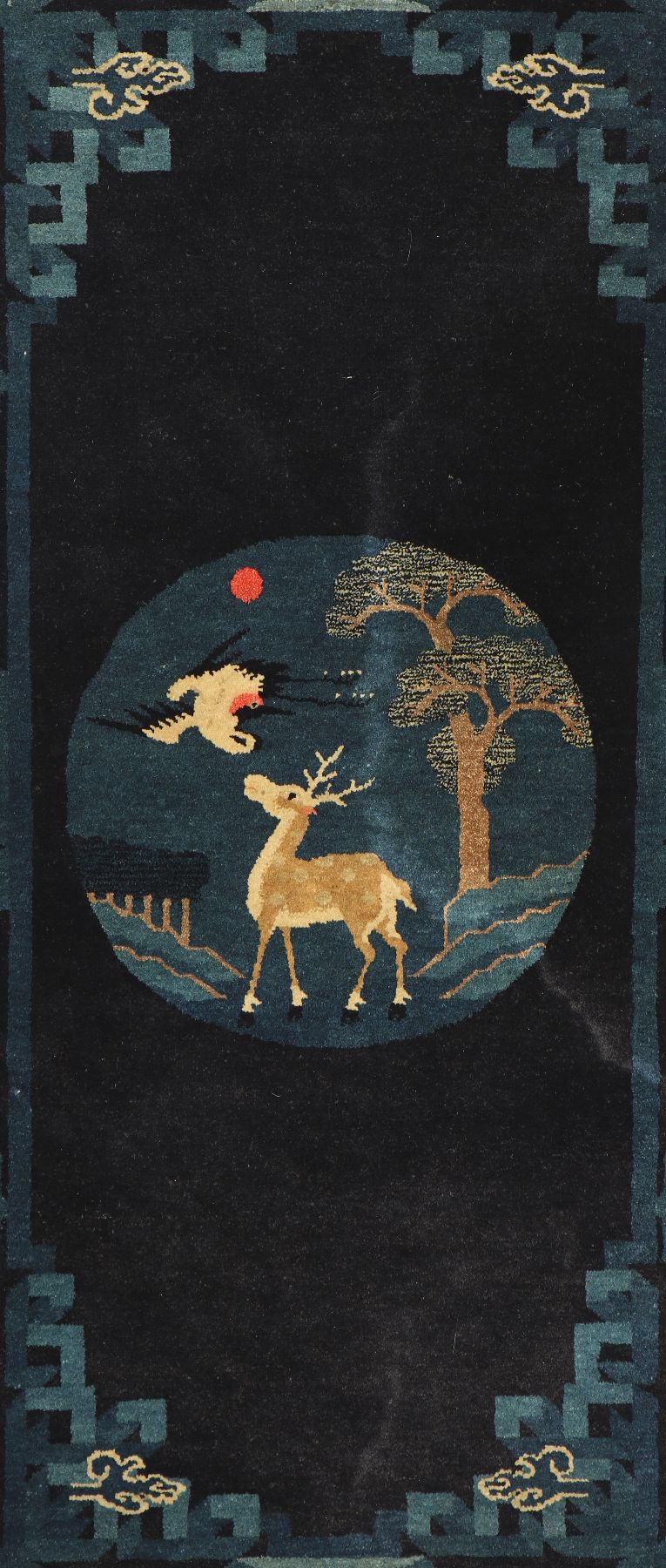 Detail b: Antiker Pao Tow, China, um 1910, Wolle geknüpft auf Baumwolle, ca. 165 x 89 cm, EHZ: 2(ein kleiner Riss am Rand).