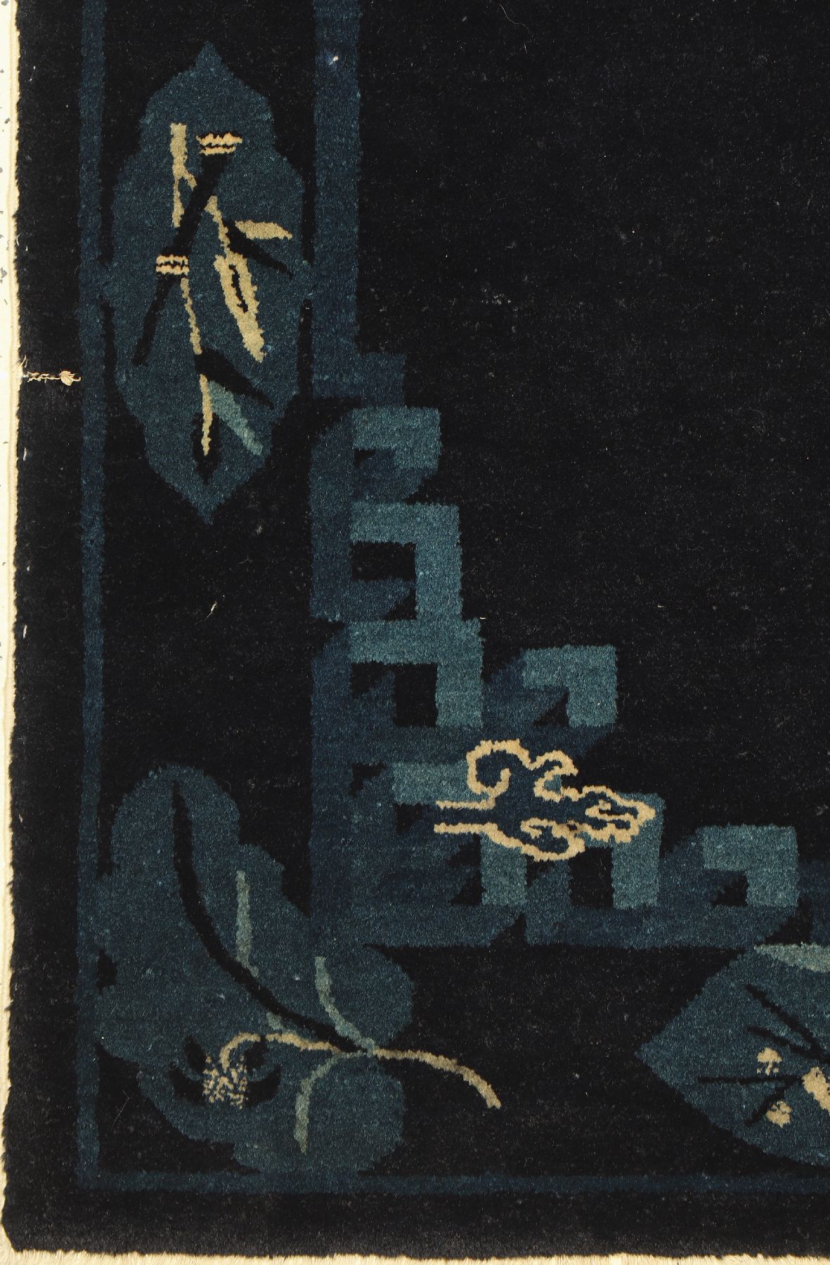 Detail c: Antiker Pao Tow, China, um 1910, Wolle geknüpft auf Baumwolle, ca. 165 x 89 cm, EHZ: 2(ein kleiner Riss am Rand).