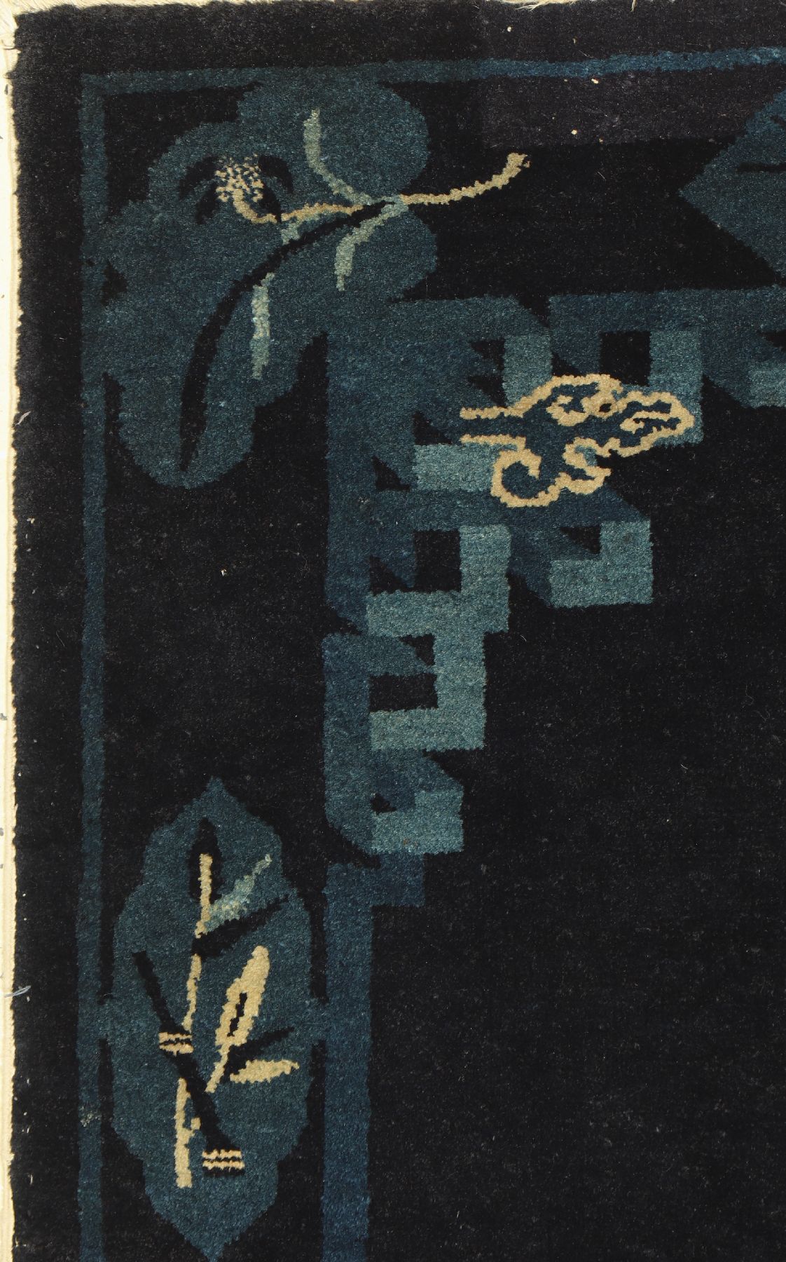 Detail d: Antiker Pao Tow, China, um 1910, Wolle geknüpft auf Baumwolle, ca. 165 x 89 cm, EHZ: 2(ein kleiner Riss am Rand).
