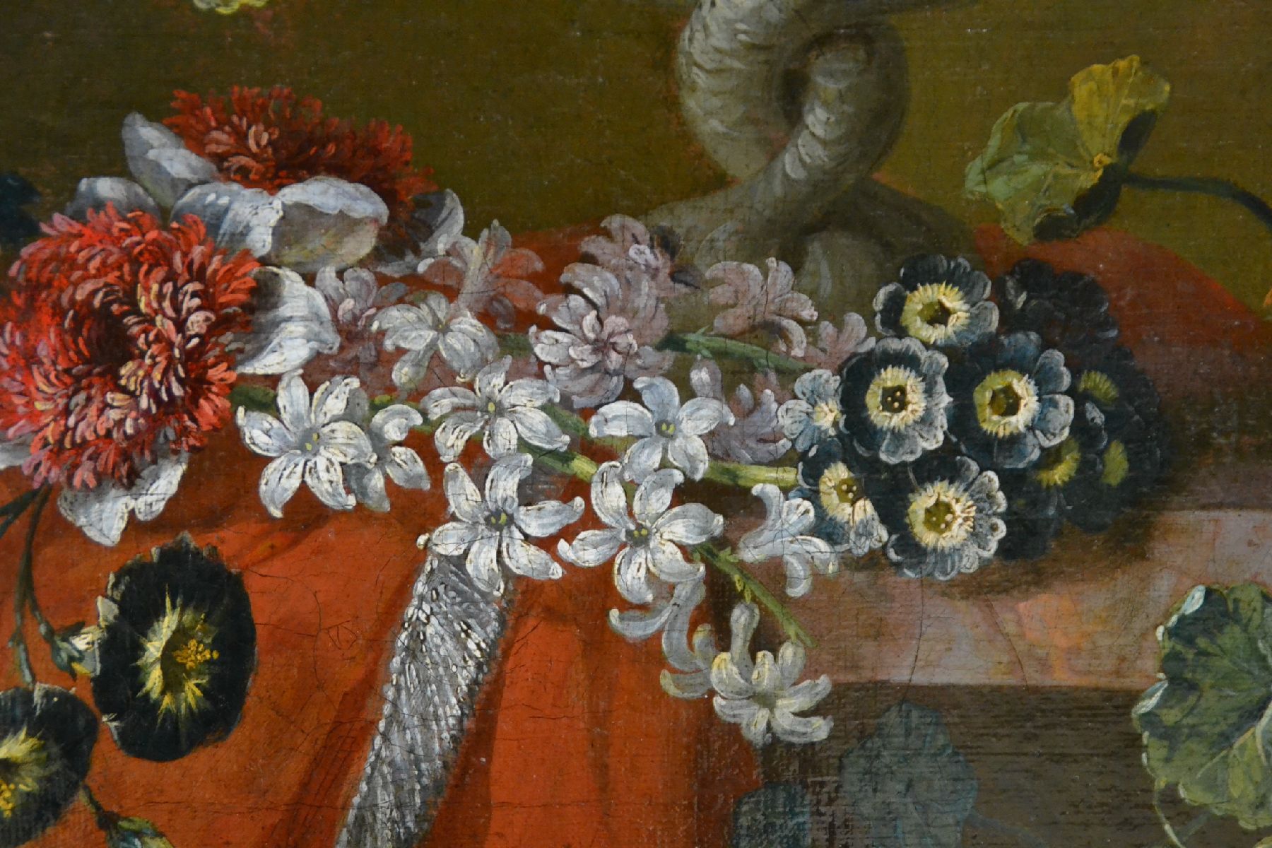 Detail c: Umkreis: Gaspar Peeter II Verbruggen, 1664 Antwerpen - 1730 ebenda, opulentes Blumenstillleben mit Rosen, Lilien, Hibiskusblüten, figurale Vase in ...