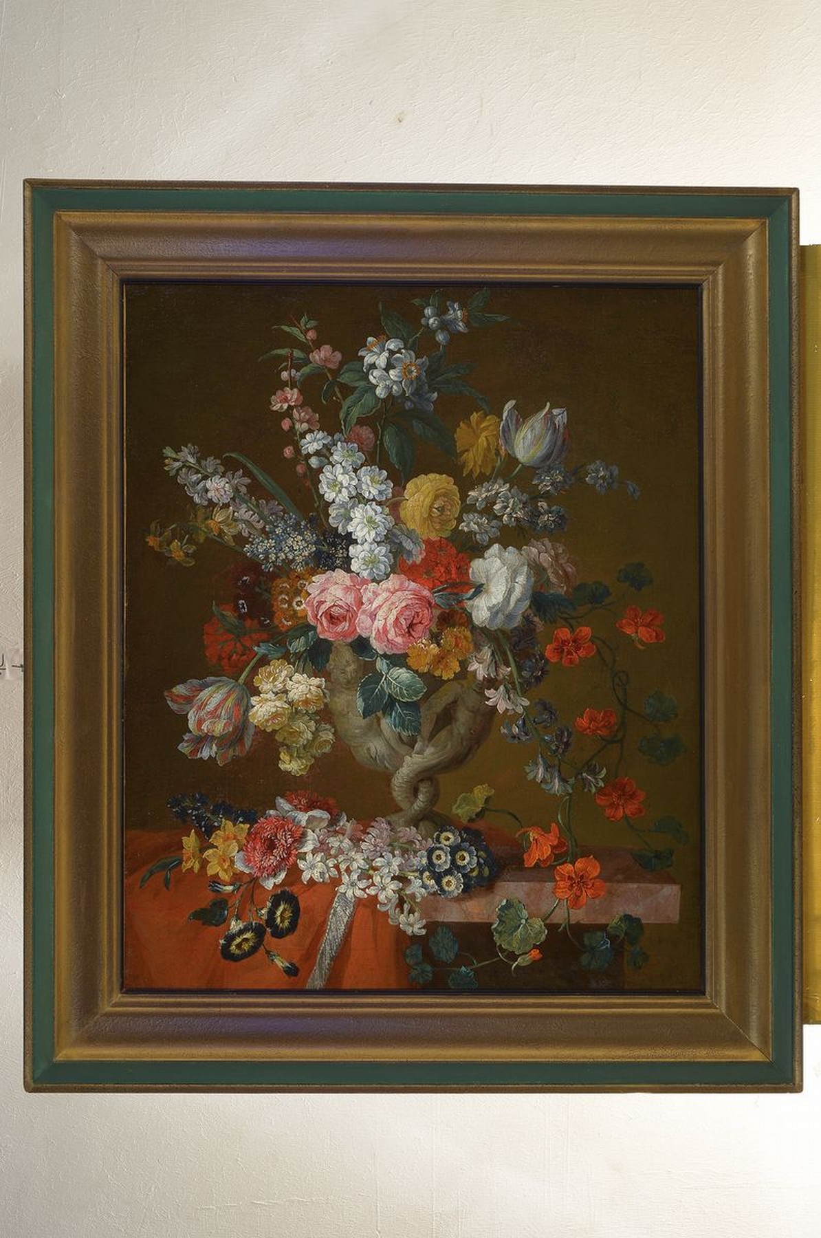 Detail k: Umkreis: Gaspar Peeter II Verbruggen, 1664 Antwerpen - 1730 ebenda, opulentes Blumenstillleben mit Rosen, Lilien, Hibiskusblüten, figurale Vase in ...