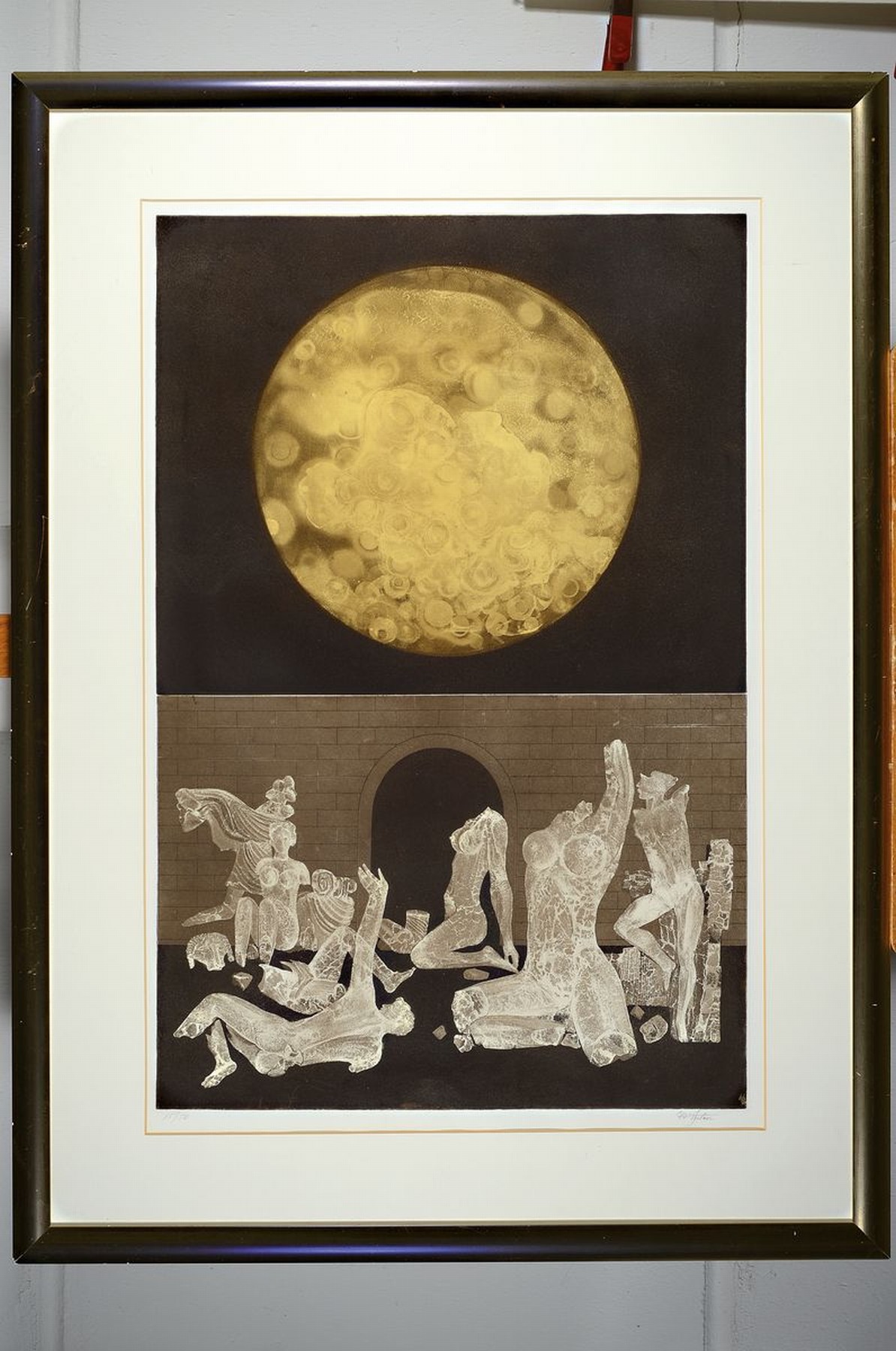 Detail k: Ungedeuteter Künstler, wohl 70er Jahre, Lithographie, antike Figurenfragmente unter Planet, re. u. unleserlich signiert, num. 15/50, PP, unter Glas, ...