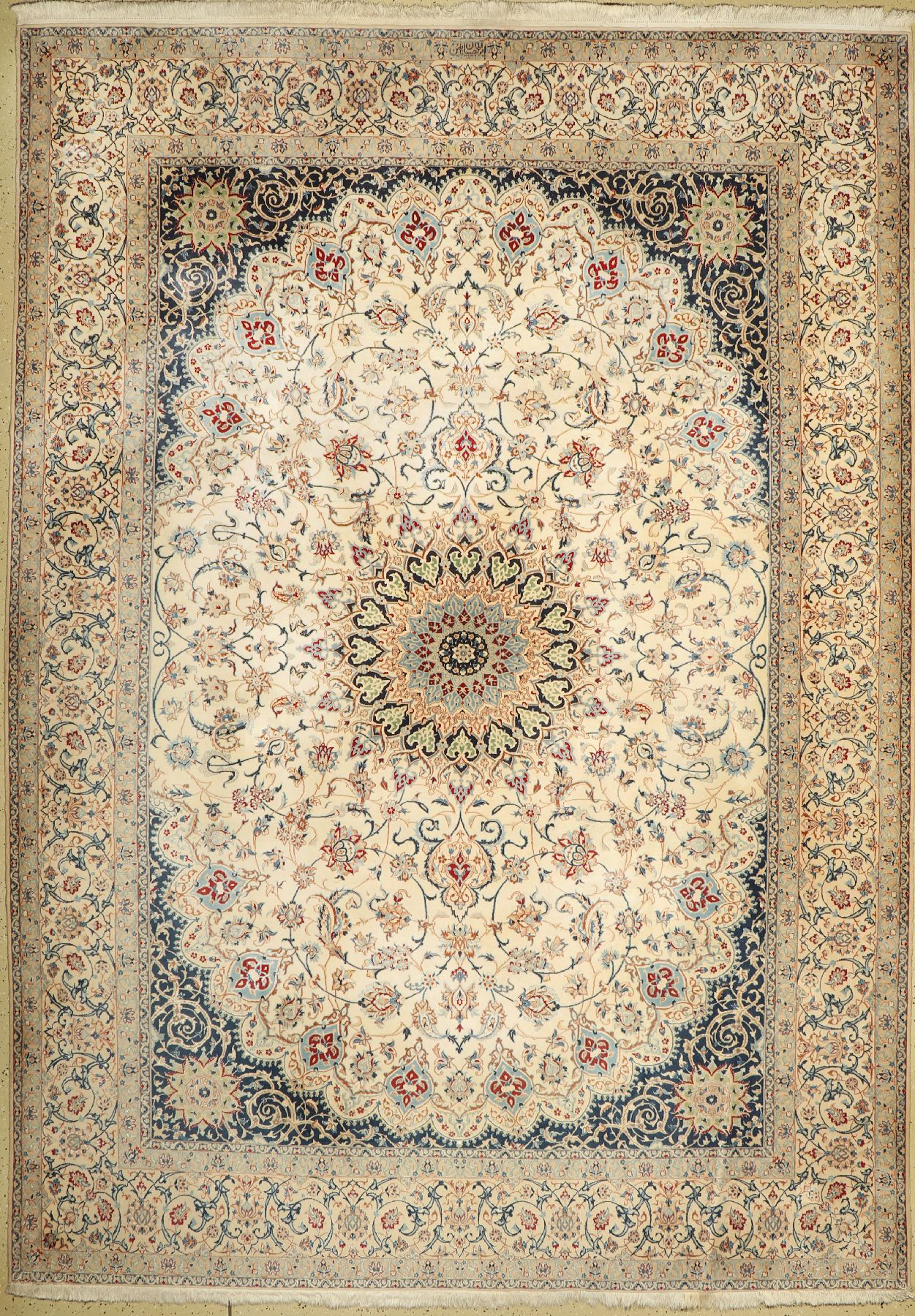 Nain fein(6 La), Signiert, (Habibian), Persien, ca. 40 Jahre, Korkwolle mit Seide, ca. 348 x 250 cm, EHZ: 2(einige Florfehlstellen).