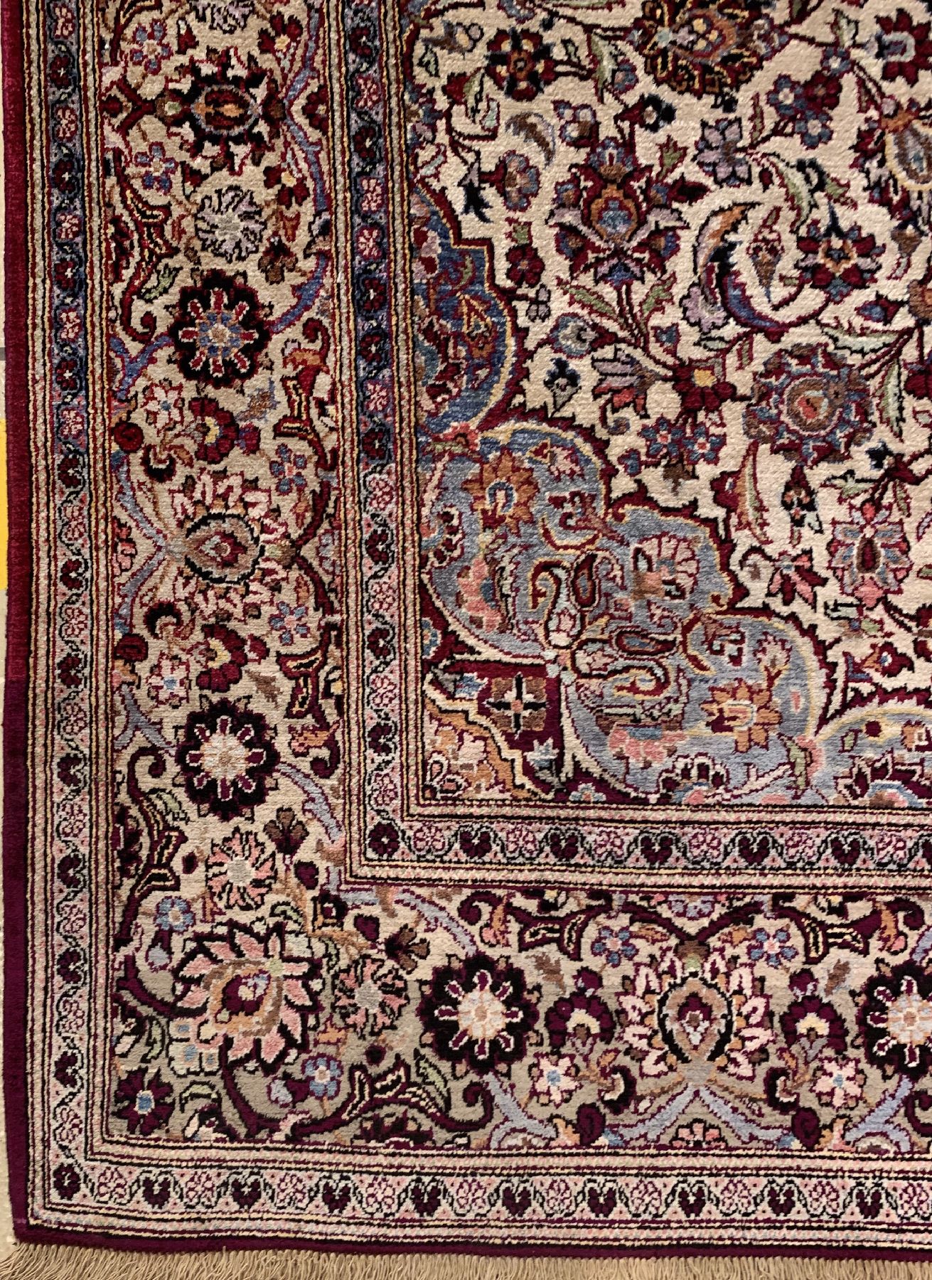 Detail b: Feiner Seiden Keschan alt, Persien, um 1930, reine Naturseide, ca. 212 x 138 cm, EHZ:2(guter Zustand).