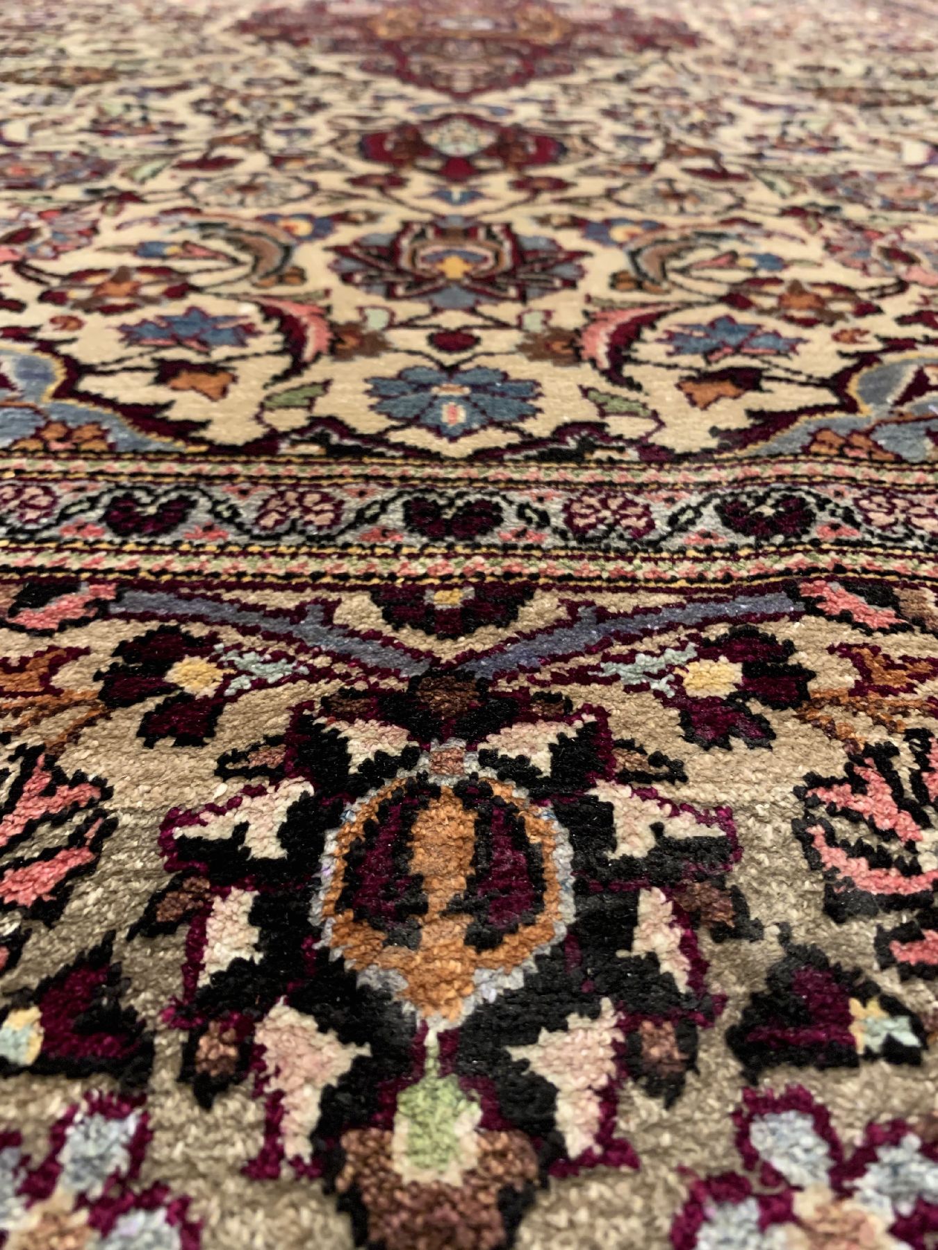 Detail d: Feiner Seiden Keschan alt, Persien, um 1930, reine Naturseide, ca. 212 x 138 cm, EHZ:2(guter Zustand).