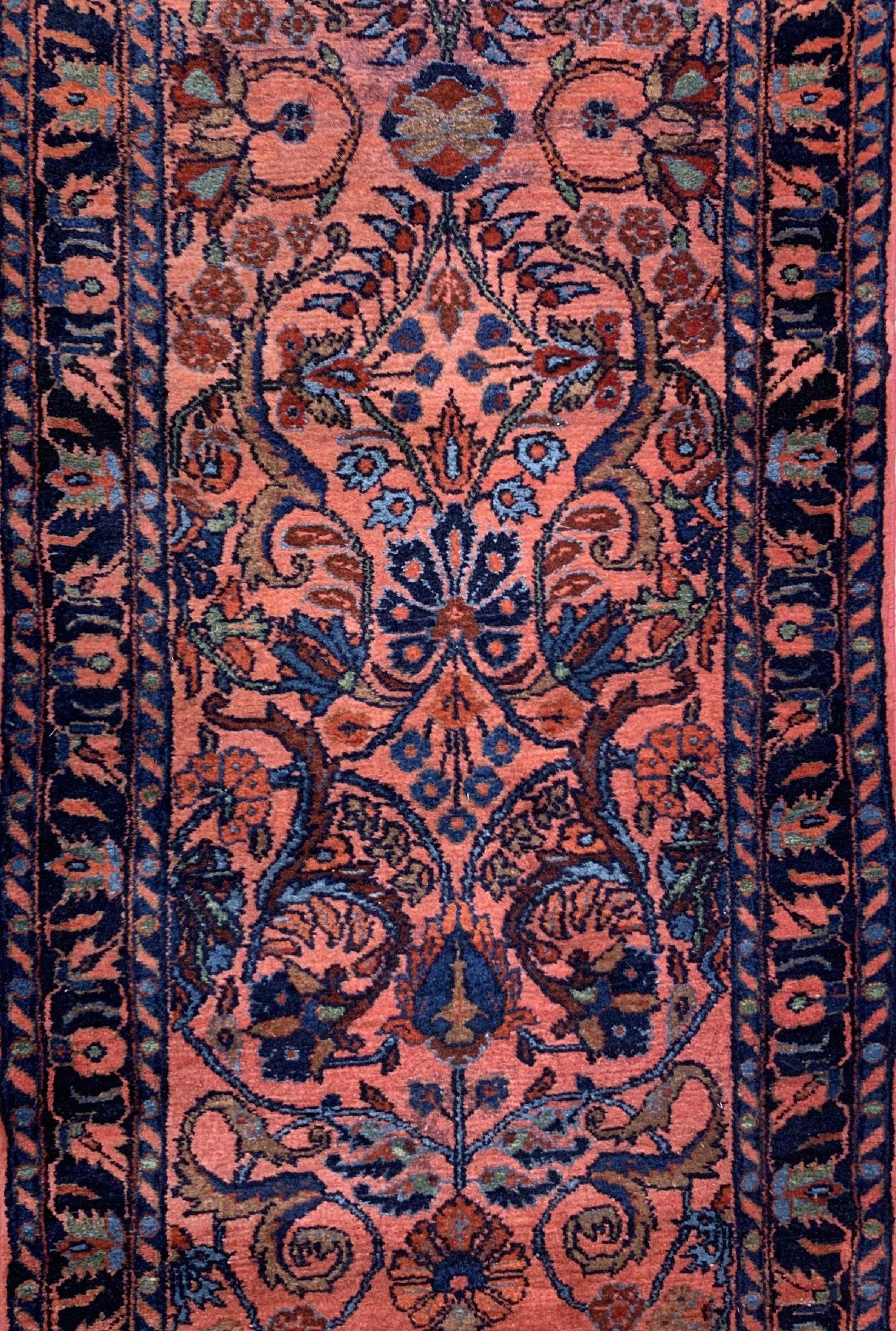Detail b: Antiker Lilian, Persien, um 1910, Wolle geknüpft auf Baumwolle, ca. 505 x 78 cm, EHZ: 2(guter Zustand).