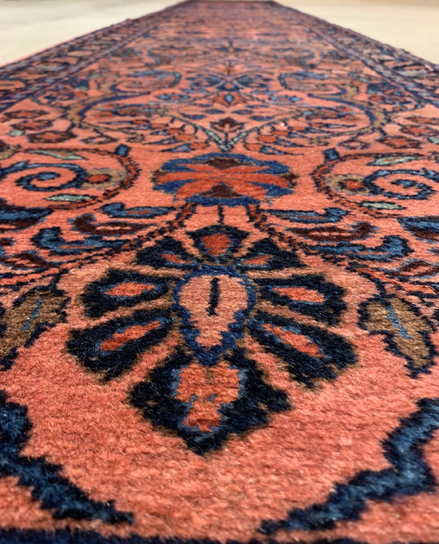 Detail e: Antiker Lilian, Persien, um 1910, Wolle geknüpft auf Baumwolle, ca. 505 x 78 cm, EHZ: 2(guter Zustand).
