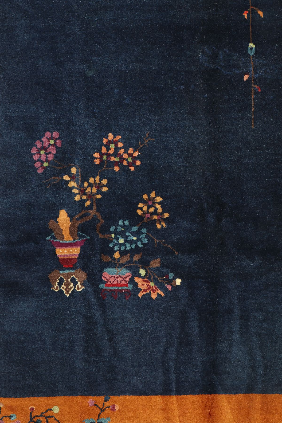 Detail c: Antiker Peking, China, um 1910, Wolle geknüpft auf Baumwolle, ca. 440 x 274 cm, EHZ:2(guter Zustand).