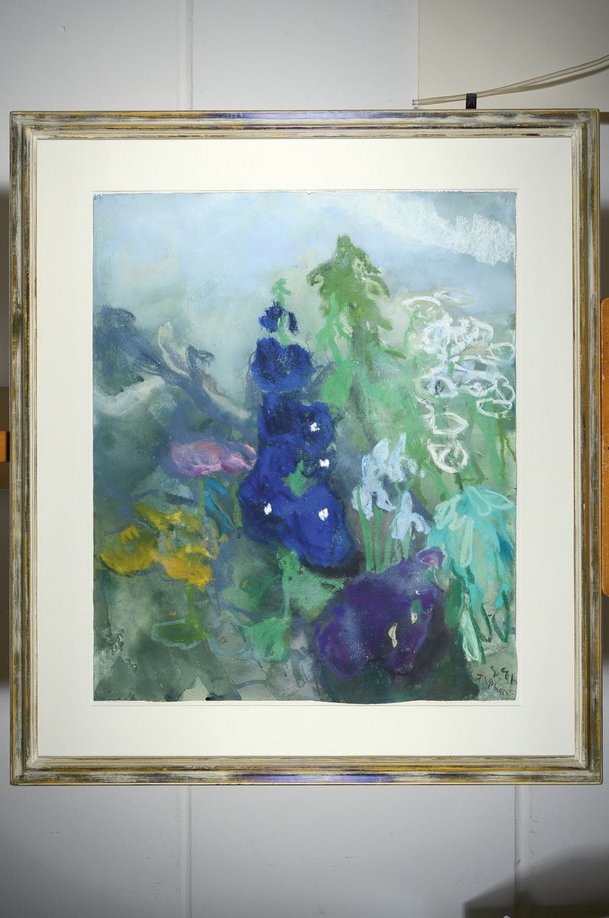 Detail k: Klaus Fußmann, geb. 1938, Gouache/Farbkreideauf Büttenkarton, großformatiges Blumenstillleben, aus der graublauen Hintergrund herausgearbeitet, ...