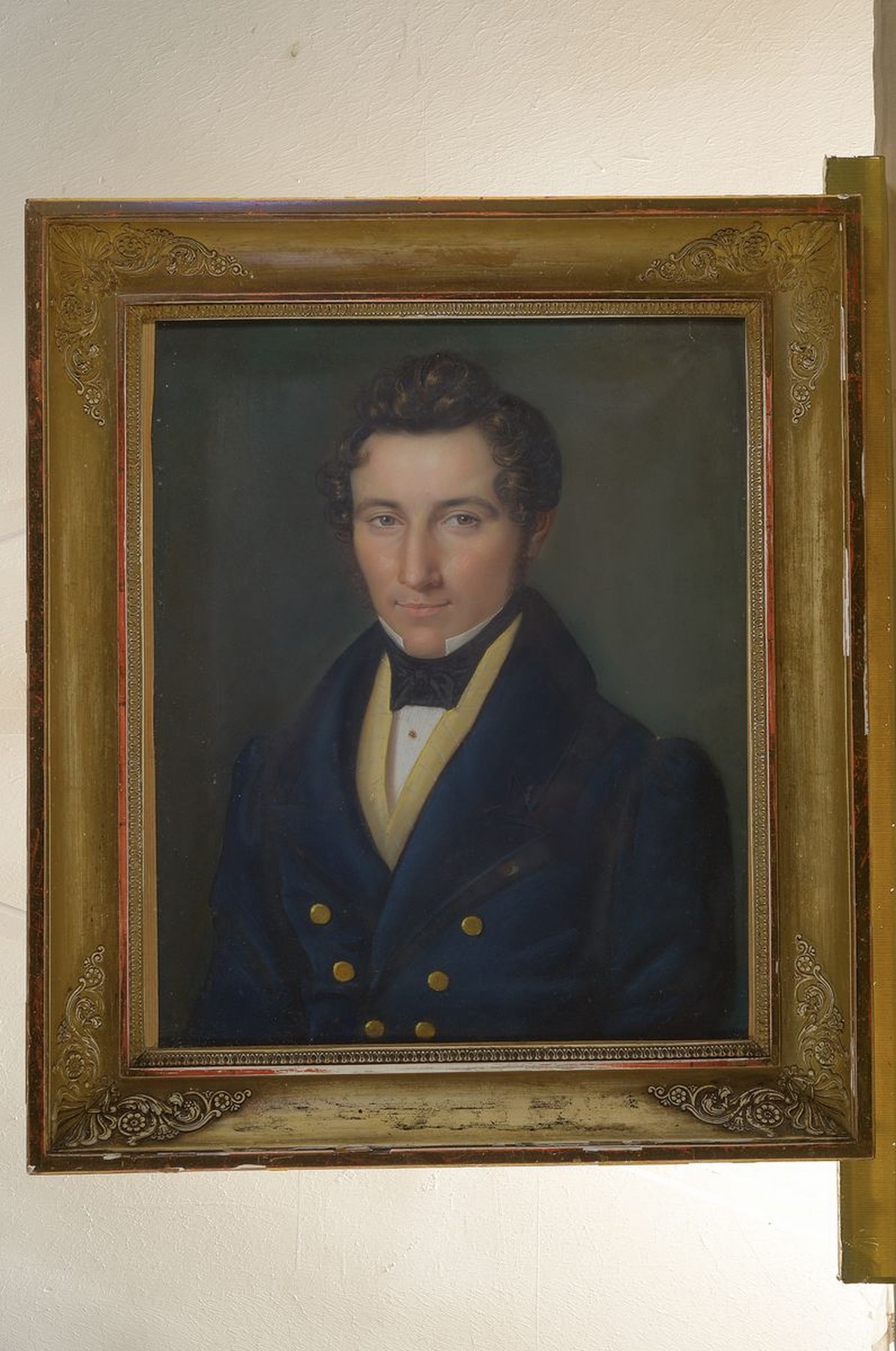 Detail k: Unbekannter Künstler des Biedermeier, deutsch, um 1830, Porträt eines Mannes im blauen Rock, Pastell auf Papier, ca. 48x41cm, u.Gl., R. ca. ...