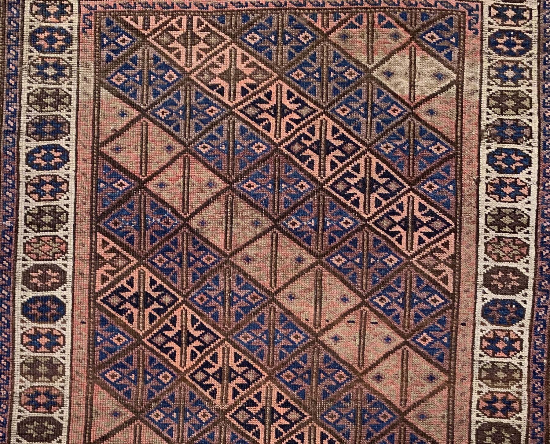Detail a: Antiker Belutsch, Persien, um 1900, Wolle geknüpft auf Wolle, ca. 144 x 90 cm, EHZ: 3(gleichmäßig dünn).