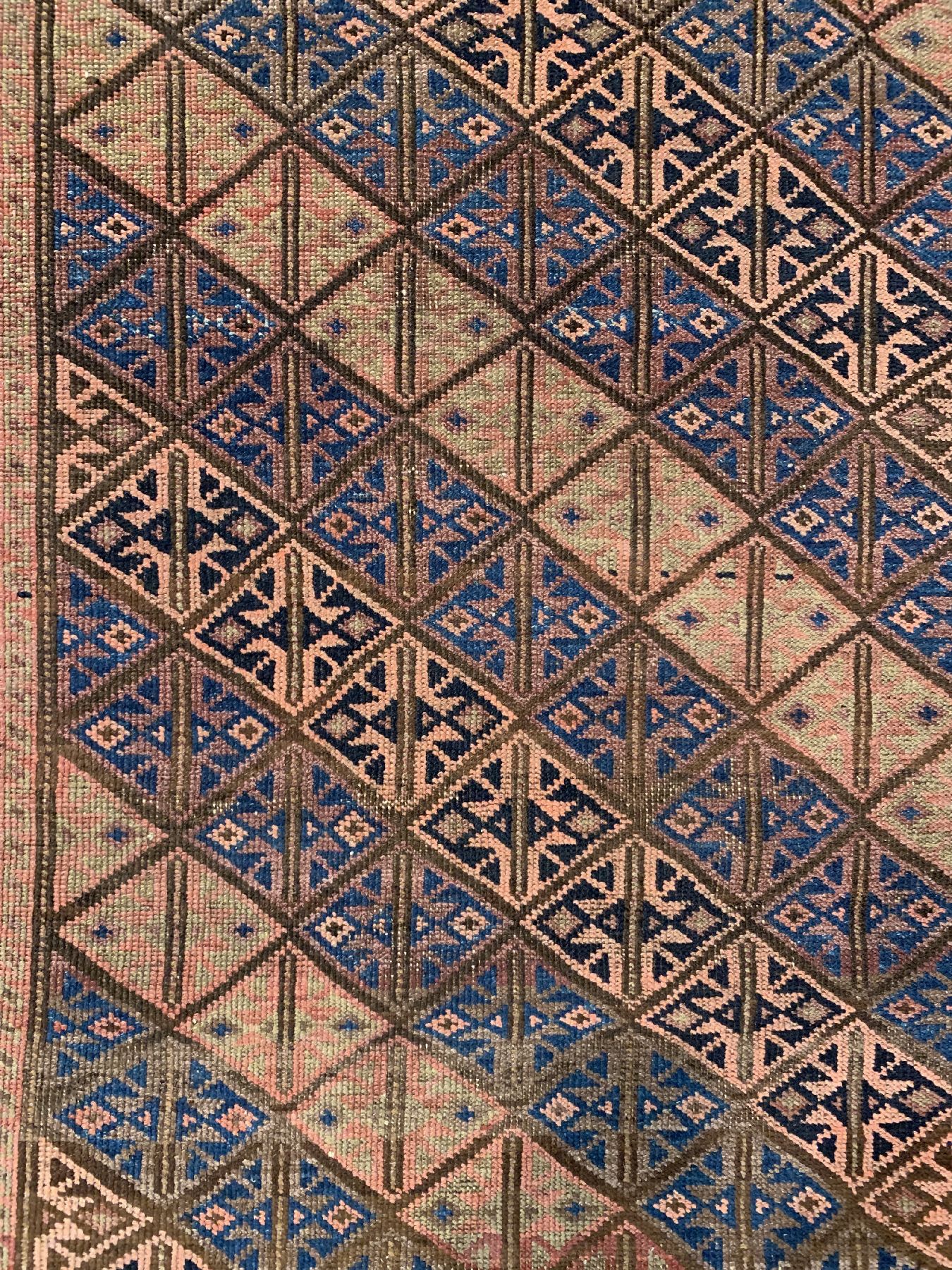 Detail b: Antiker Belutsch, Persien, um 1900, Wolle geknüpft auf Wolle, ca. 144 x 90 cm, EHZ: 3(gleichmäßig dünn).