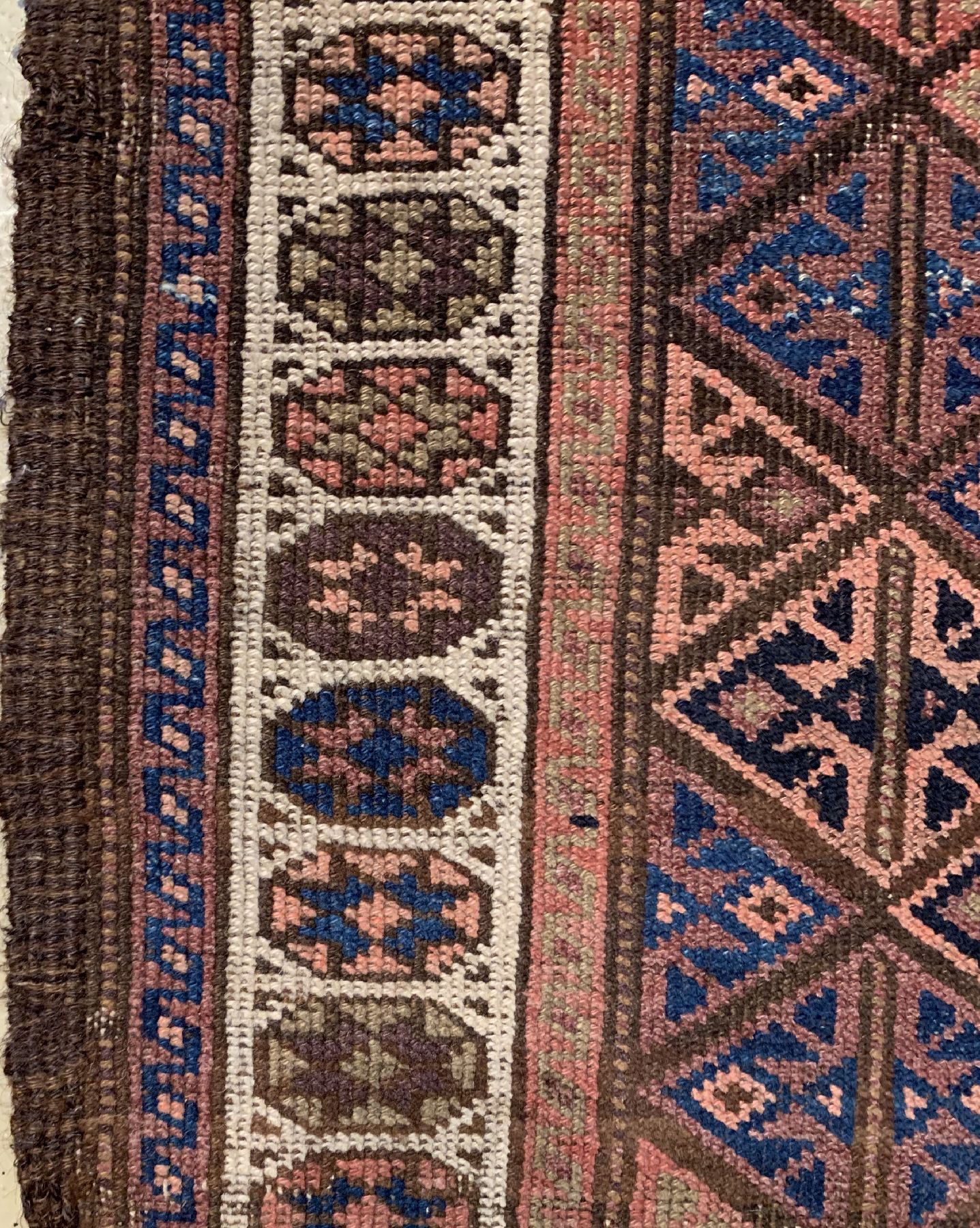 Detail c: Antiker Belutsch, Persien, um 1900, Wolle geknüpft auf Wolle, ca. 144 x 90 cm, EHZ: 3(gleichmäßig dünn).