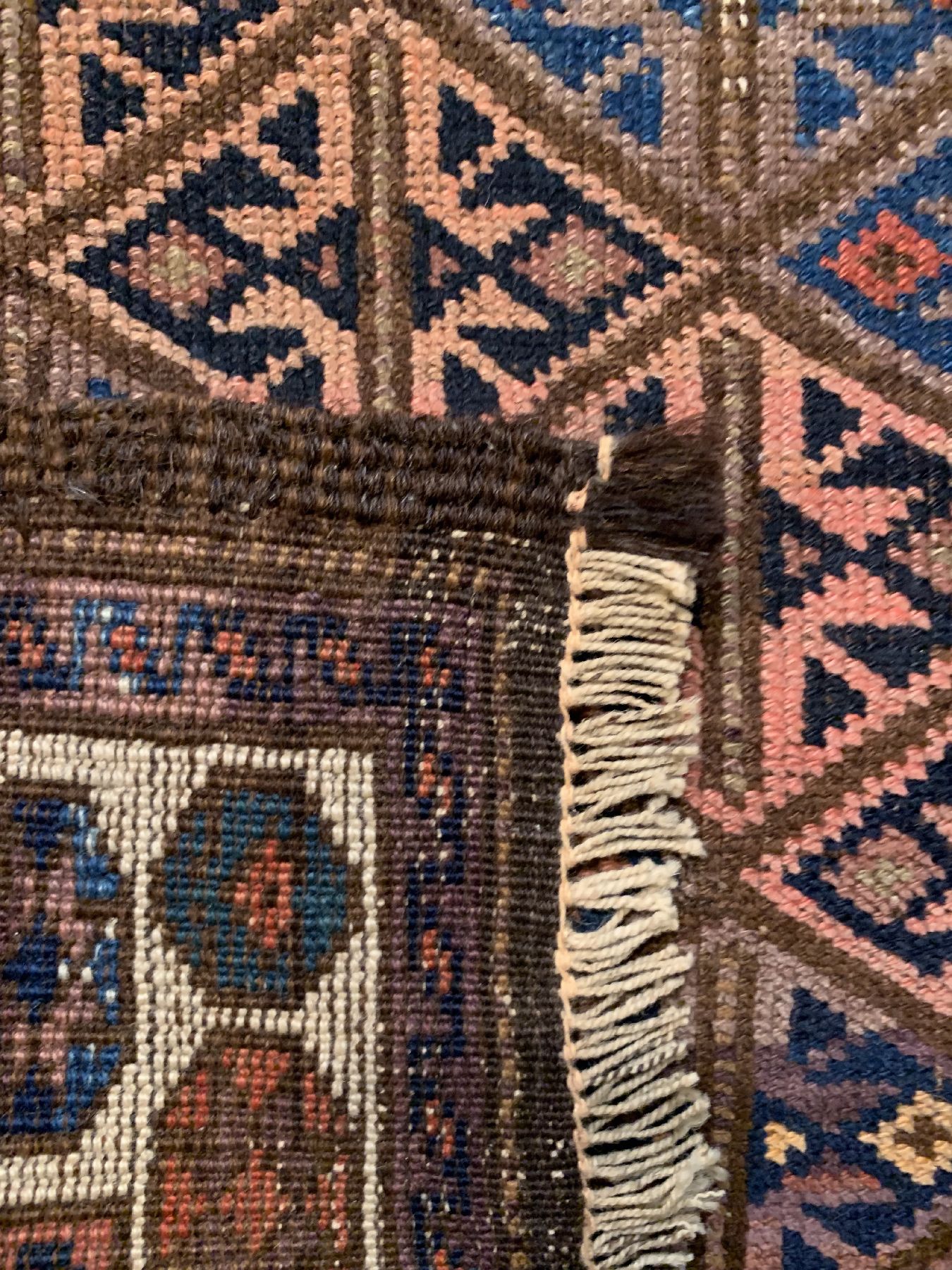 Detail d: Antiker Belutsch, Persien, um 1900, Wolle geknüpft auf Wolle, ca. 144 x 90 cm, EHZ: 3(gleichmäßig dünn).