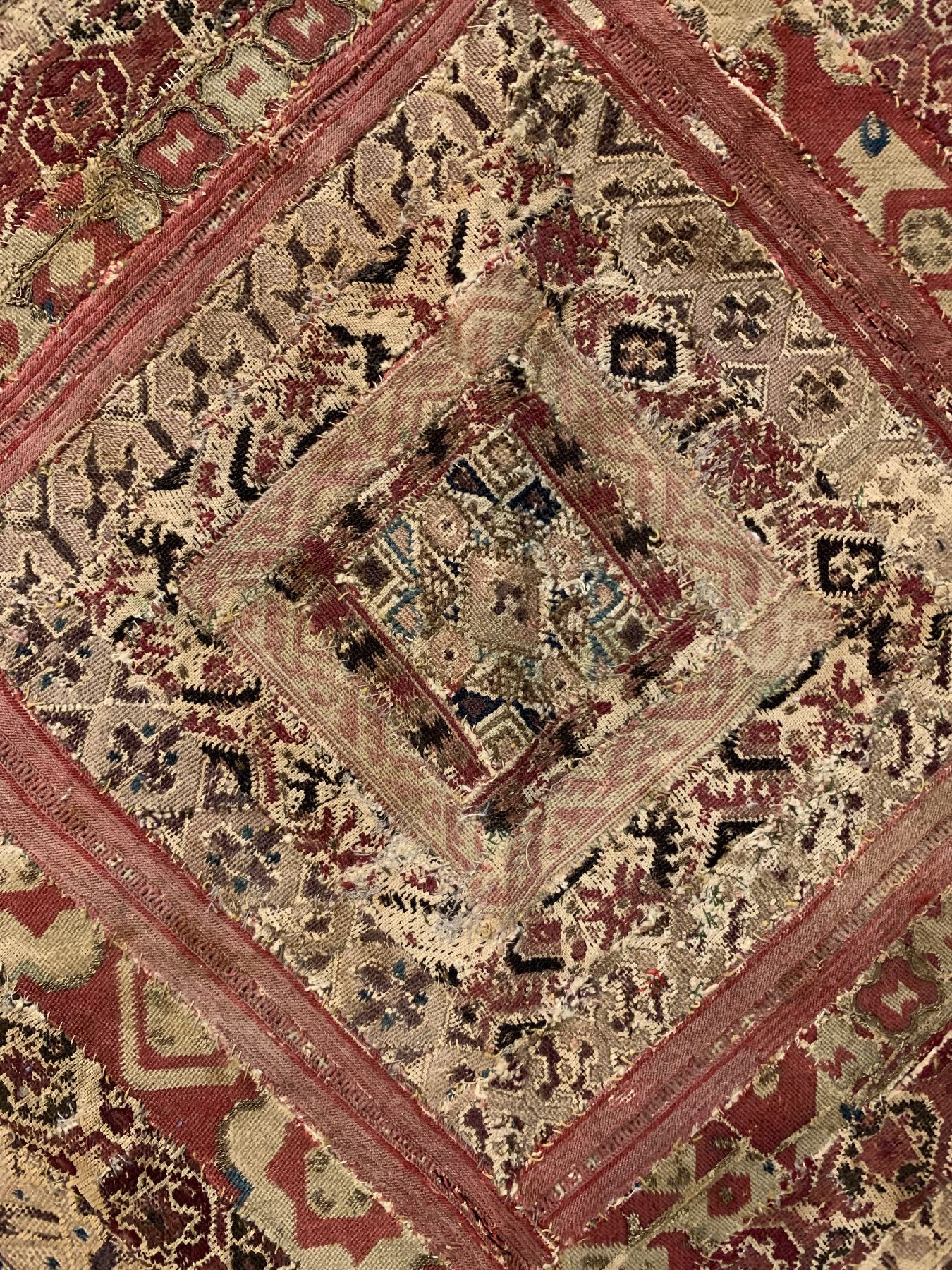 Detail b: Boghtsche antik, Turkmenistan, 19. Jhd, Baumwollstickerei, ca. 90 x 90 cm, EHZ: 3