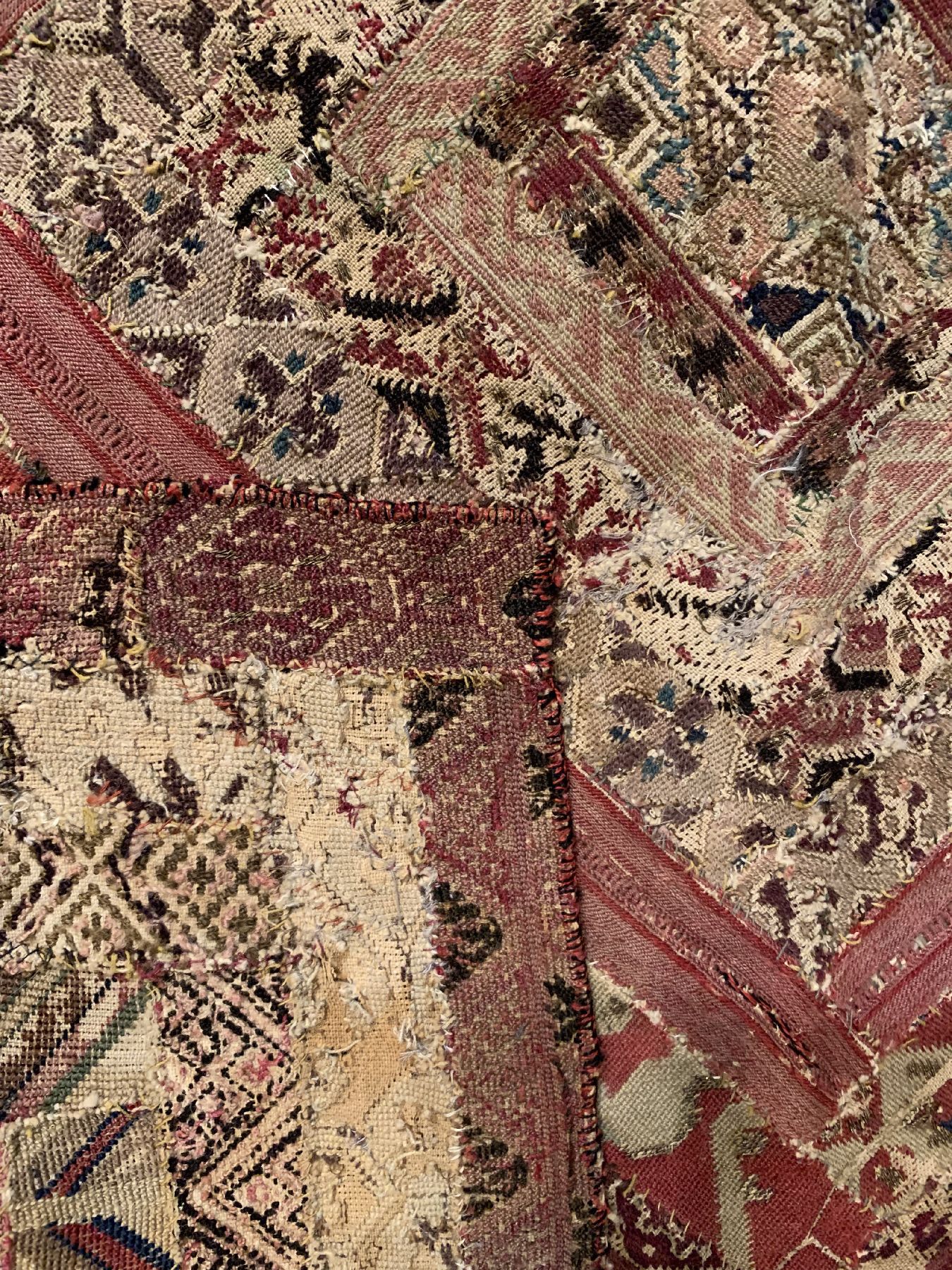 Detail d: Boghtsche antik, Turkmenistan, 19. Jhd, Baumwollstickerei, ca. 90 x 90 cm, EHZ: 3