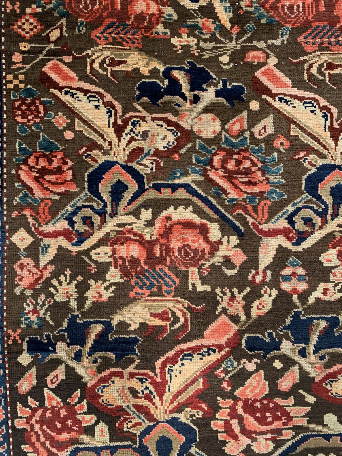 Detail b: Antiker Karabagh, Kaukasus, um 1900, Wolle geknüpft auf Wolle, ca. 240 x 140 cm, EHZ: 3(Braun Oxidiert).