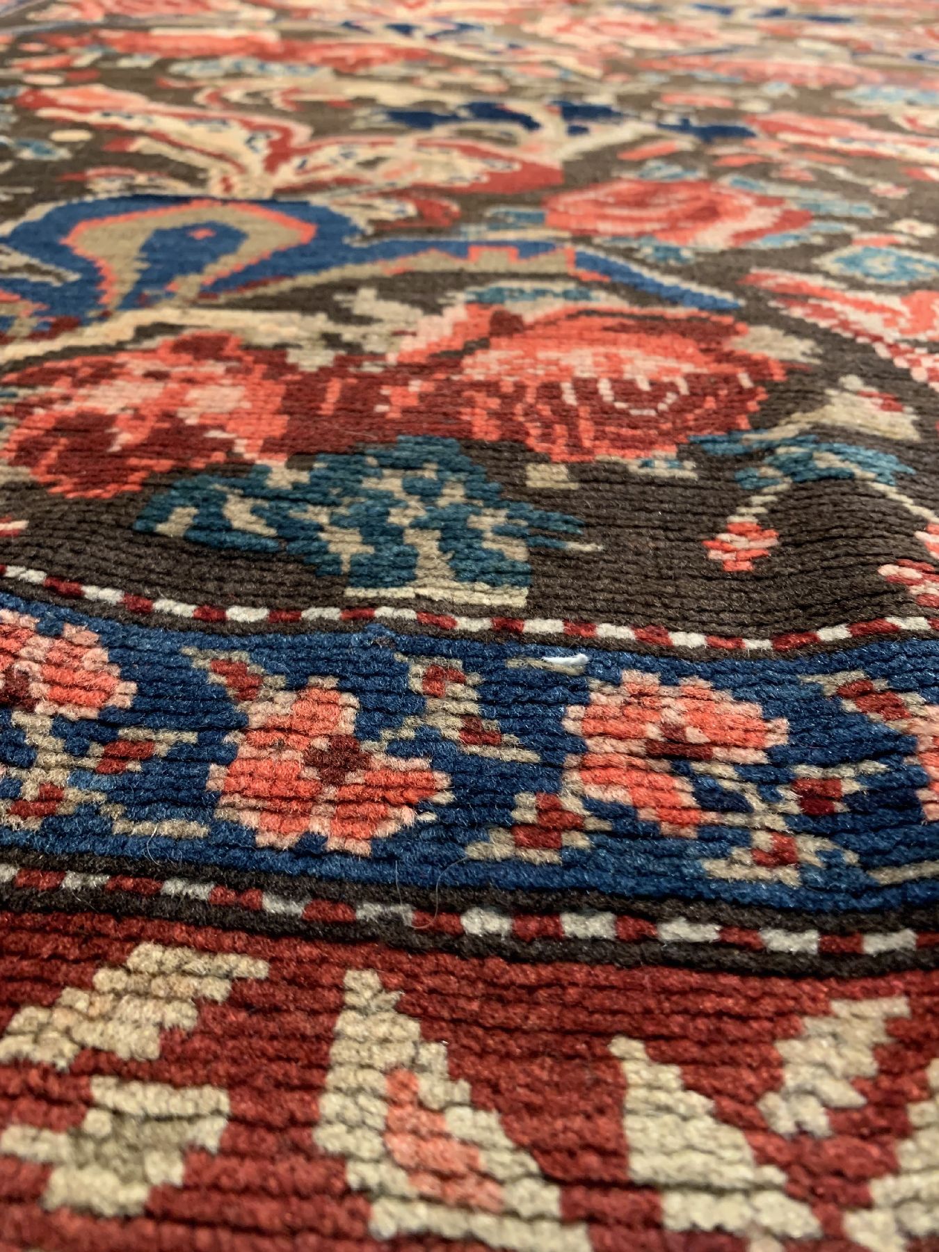 Detail e: Antiker Karabagh, Kaukasus, um 1900, Wolle geknüpft auf Wolle, ca. 240 x 140 cm, EHZ: 3(Braun Oxidiert).