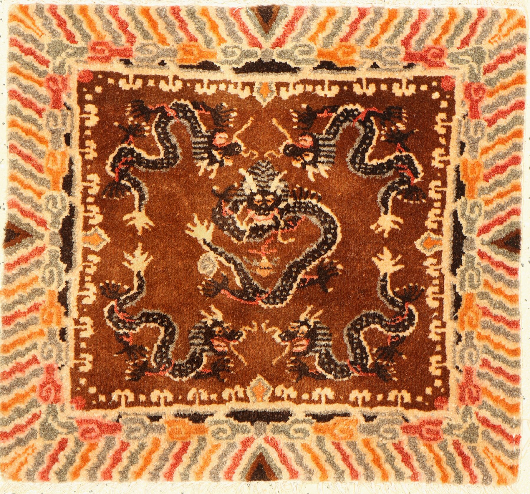 Sitzbank-Drachenteppich, China, um 1940, Wolle geknüpft auf Baumwolle, ca. 68 x 62 cm, EHZ: 2(guter Zustand).