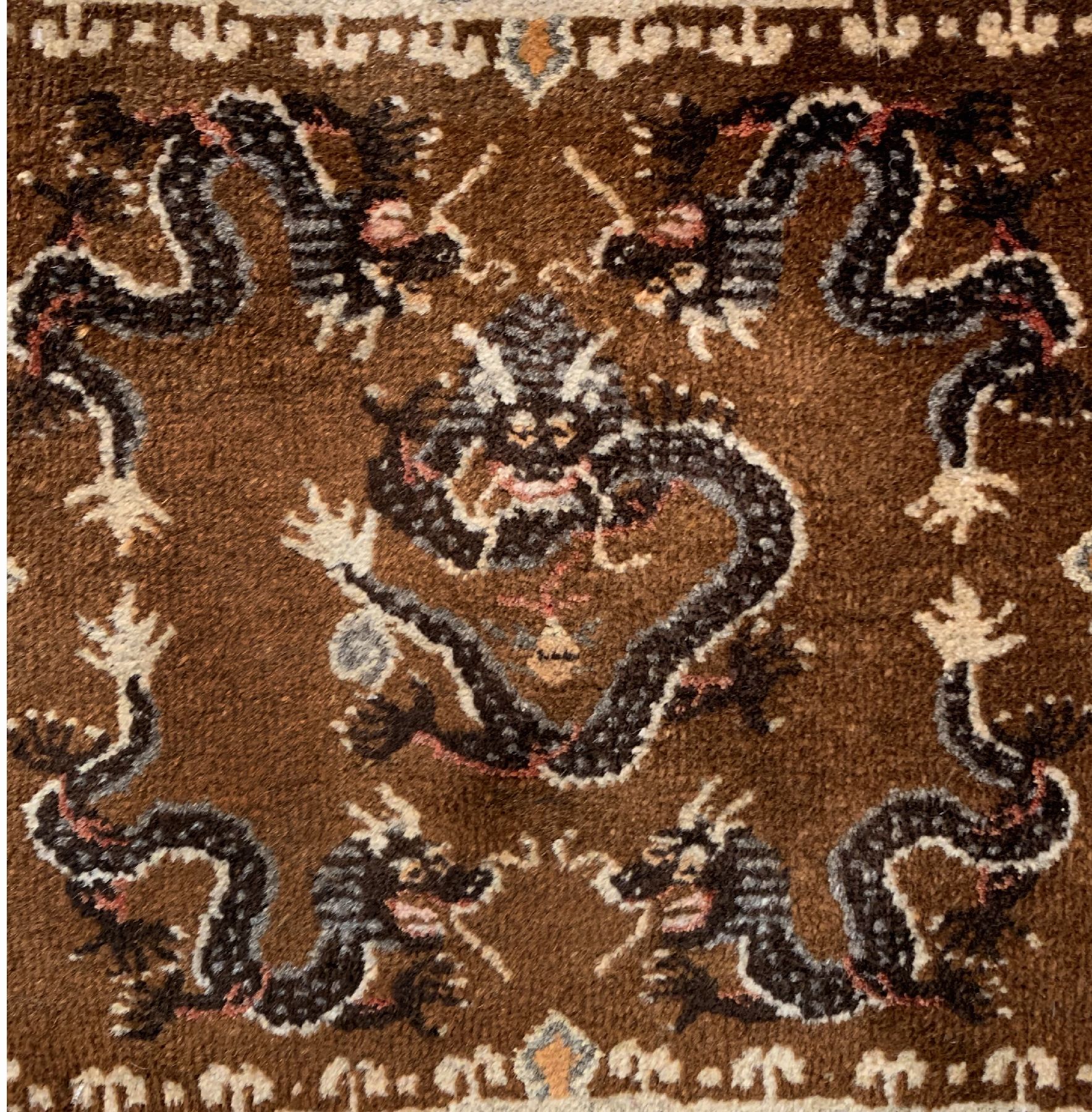 Detail a: Sitzbank-Drachenteppich, China, um 1940, Wolle geknüpft auf Baumwolle, ca. 68 x 62 cm, EHZ: 2(guter Zustand).