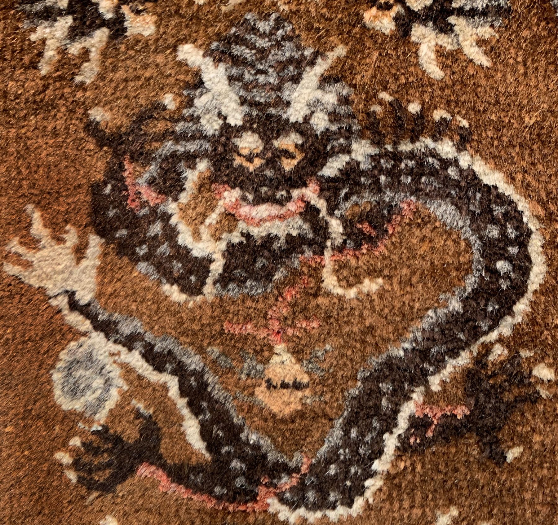 Detail b: Sitzbank-Drachenteppich, China, um 1940, Wolle geknüpft auf Baumwolle, ca. 68 x 62 cm, EHZ: 2(guter Zustand).