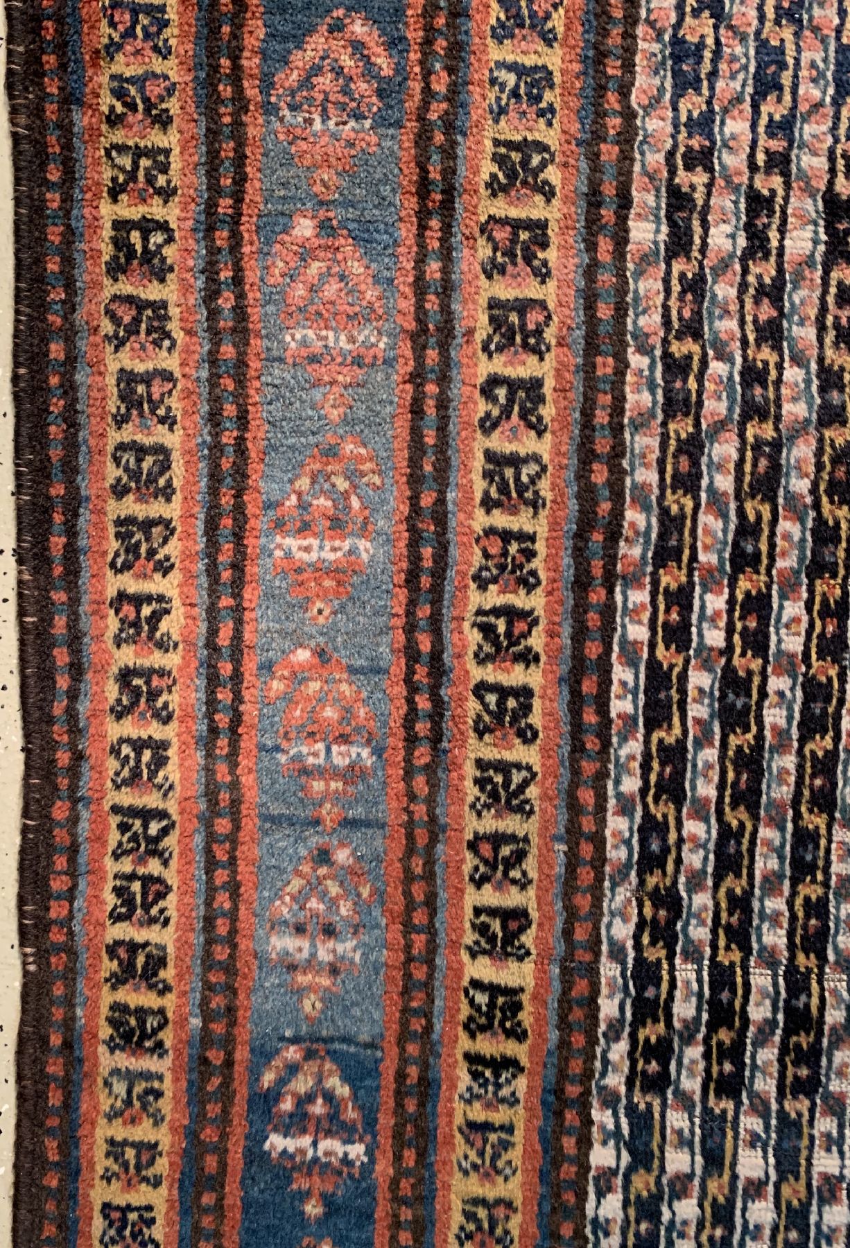 Detail c: Antiker Kurdenteppich, Persien, 19. Jhd, Wolle geknüpft auf Wolle, ca. 340 x 158 cm, EHZ: 3(Altersbedingt guter Zustand).