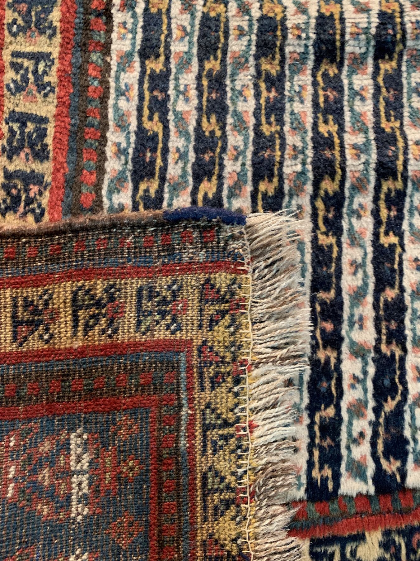 Detail e: Antiker Kurdenteppich, Persien, 19. Jhd, Wolle geknüpft auf Wolle, ca. 340 x 158 cm, EHZ: 3(Altersbedingt guter Zustand).