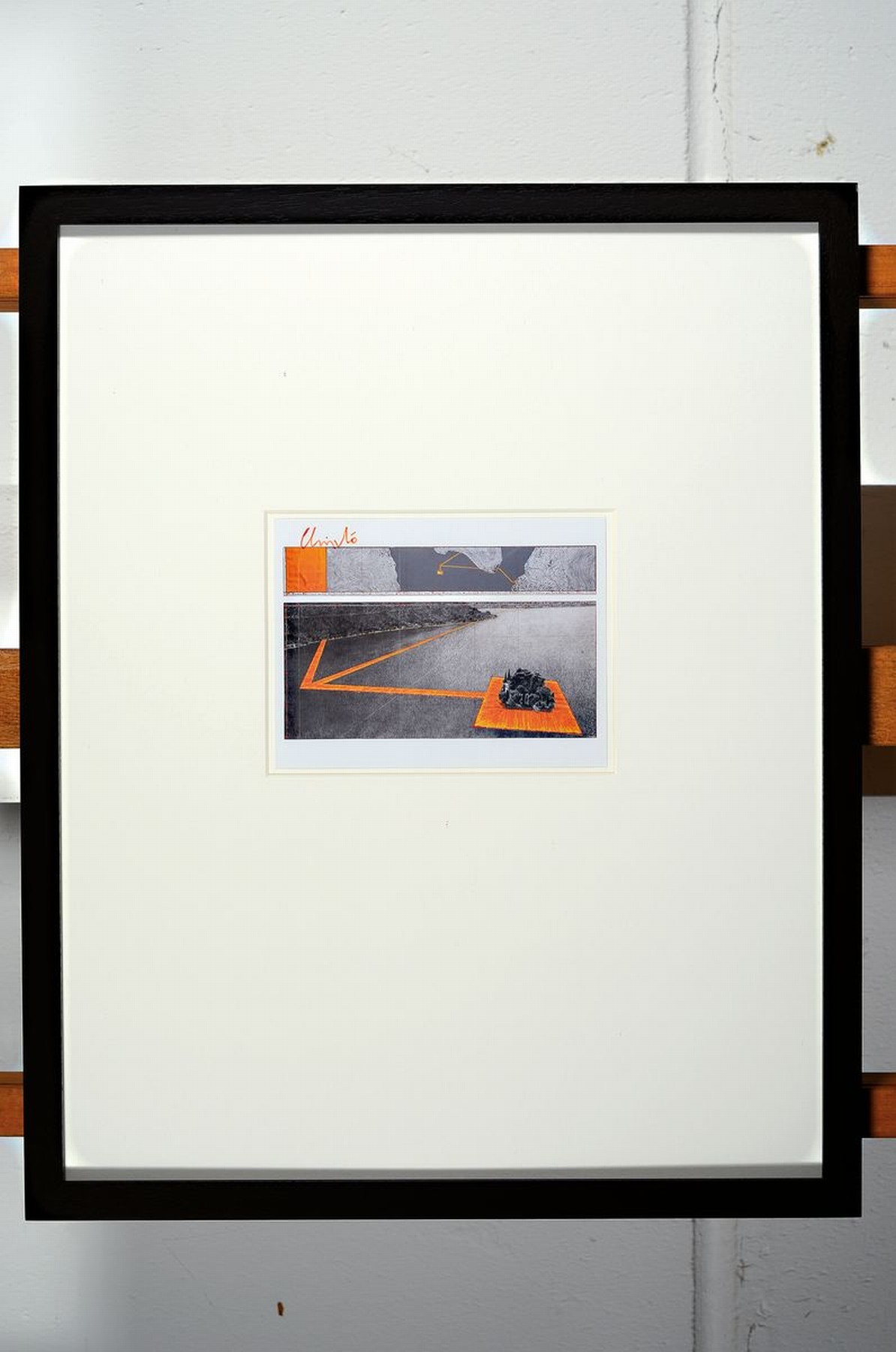 Detail k: Christo, 1935 -2020, Lot aus zwei Teilen, a. Multiple "Floating PIers", handsigniert, Rahmen 53 x 43 cm, dazu b. original Stoffstück aus ...