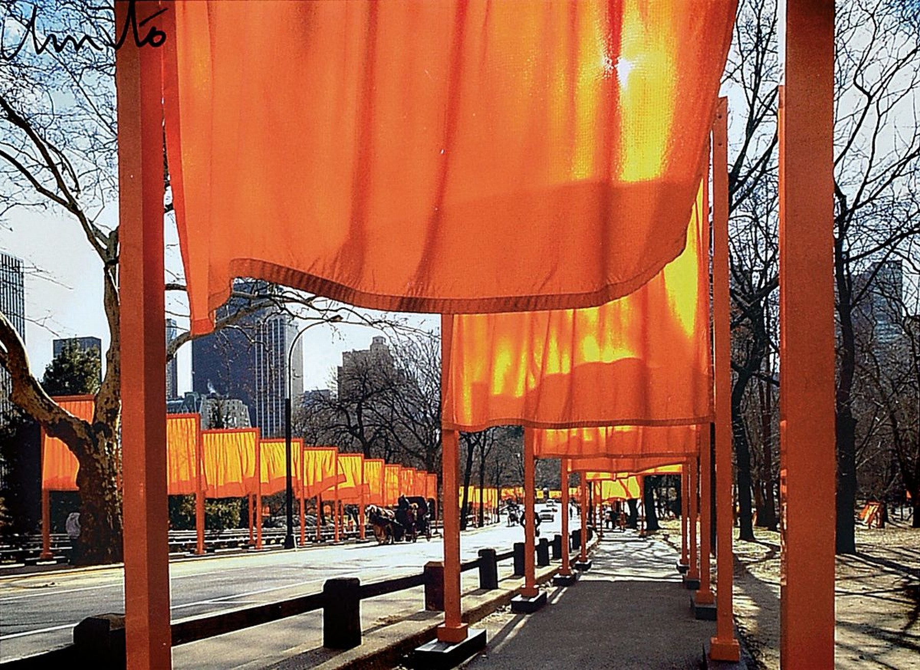 Christo, 1935 - 2020, zweiteiliges Lot, a. Multiple aus dem Projekt " The Gates" handsigniert, unter Glas, Rahmen: 53 x 42.5 cm und kleines ...