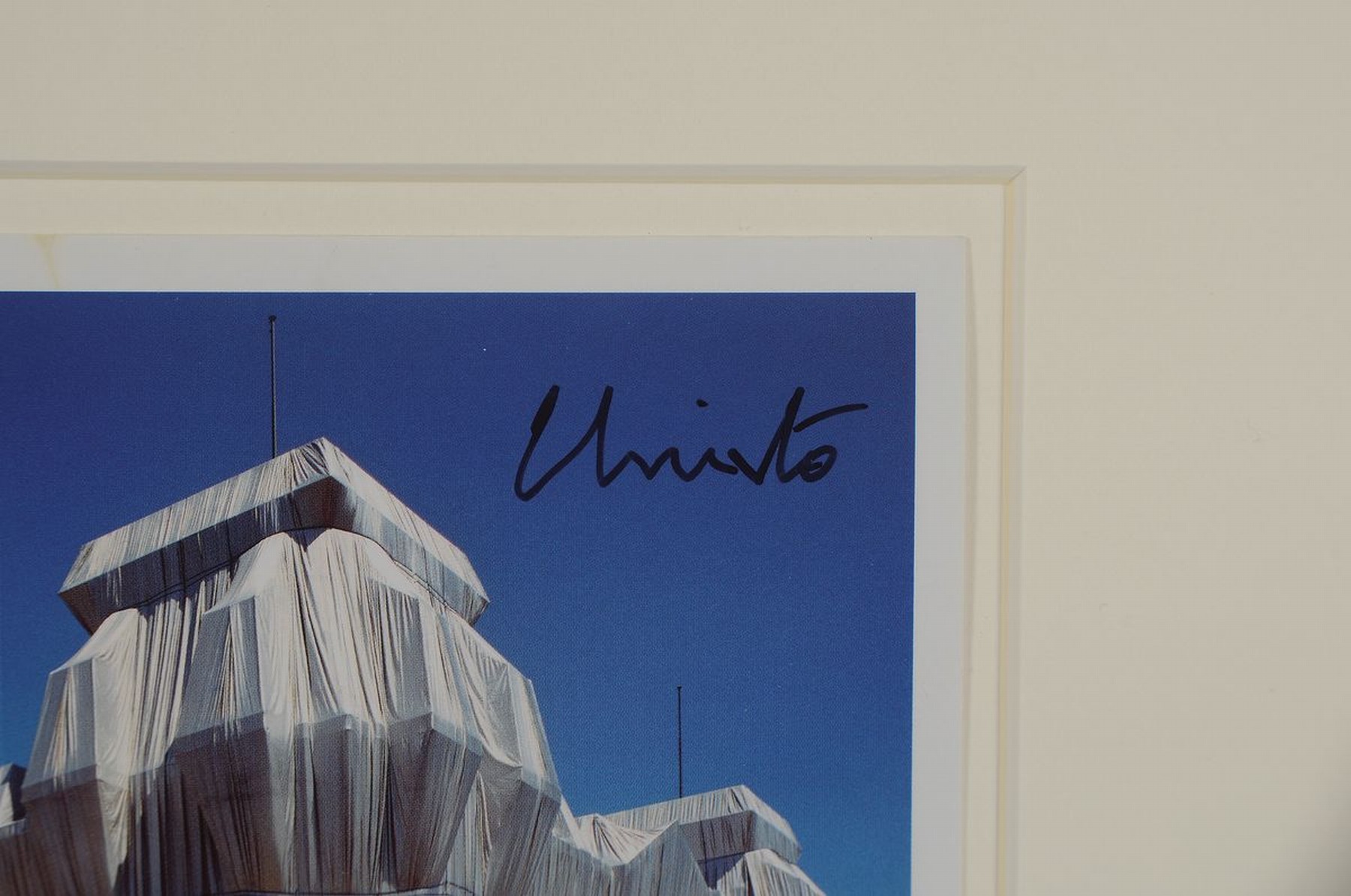 Detail a: Christo, 1935 - 2020, zweiteiliges Lot, a. Multiple aus dem Projekt "verhüllter Reichstag", handsigniert, unter Glas, Rahmen: 53 x 42.5 cm ...