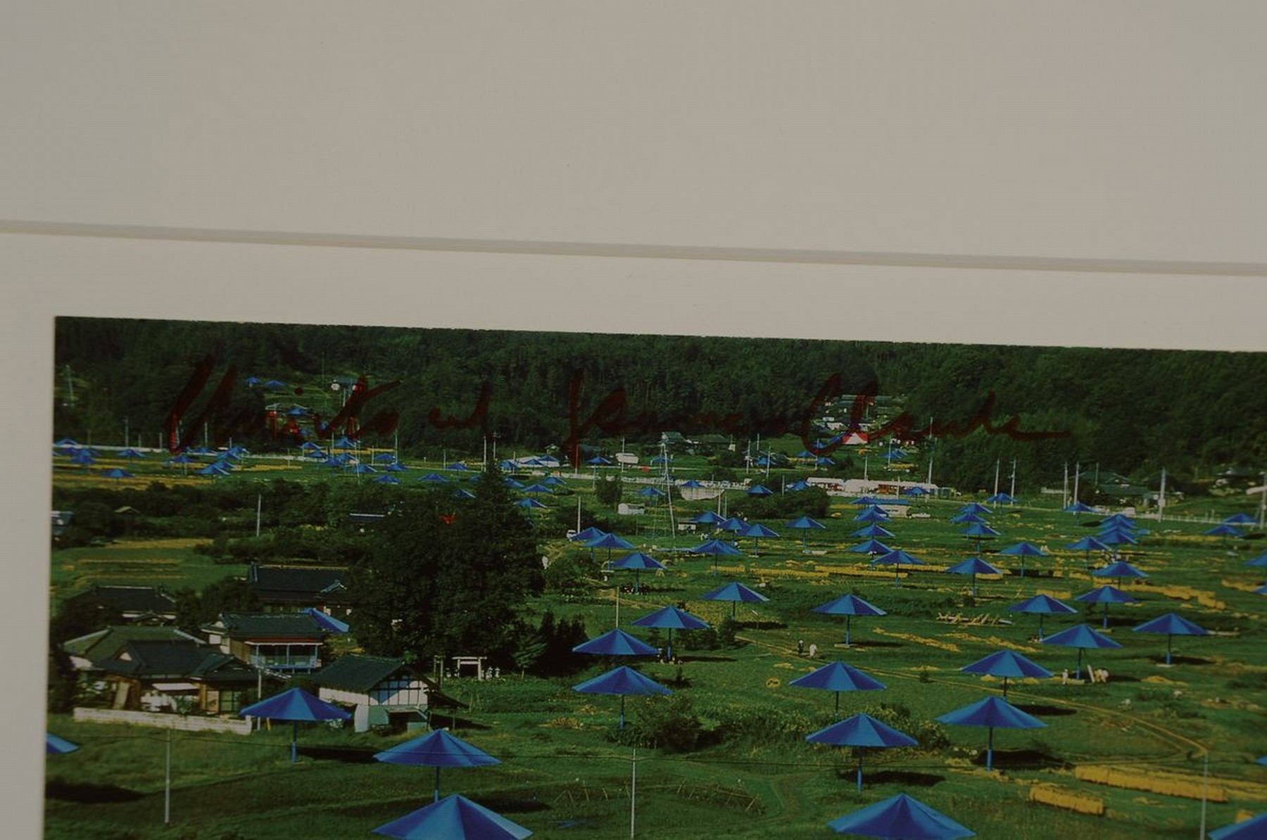 Detail b: Christo, 1935 - 2020, zweiteiliges Lot, a. Multiple aus dem Projekt "The Umbrellas Blue", handsigniert, unter Glas, Rahmen: 53 x 42.5 cm ...