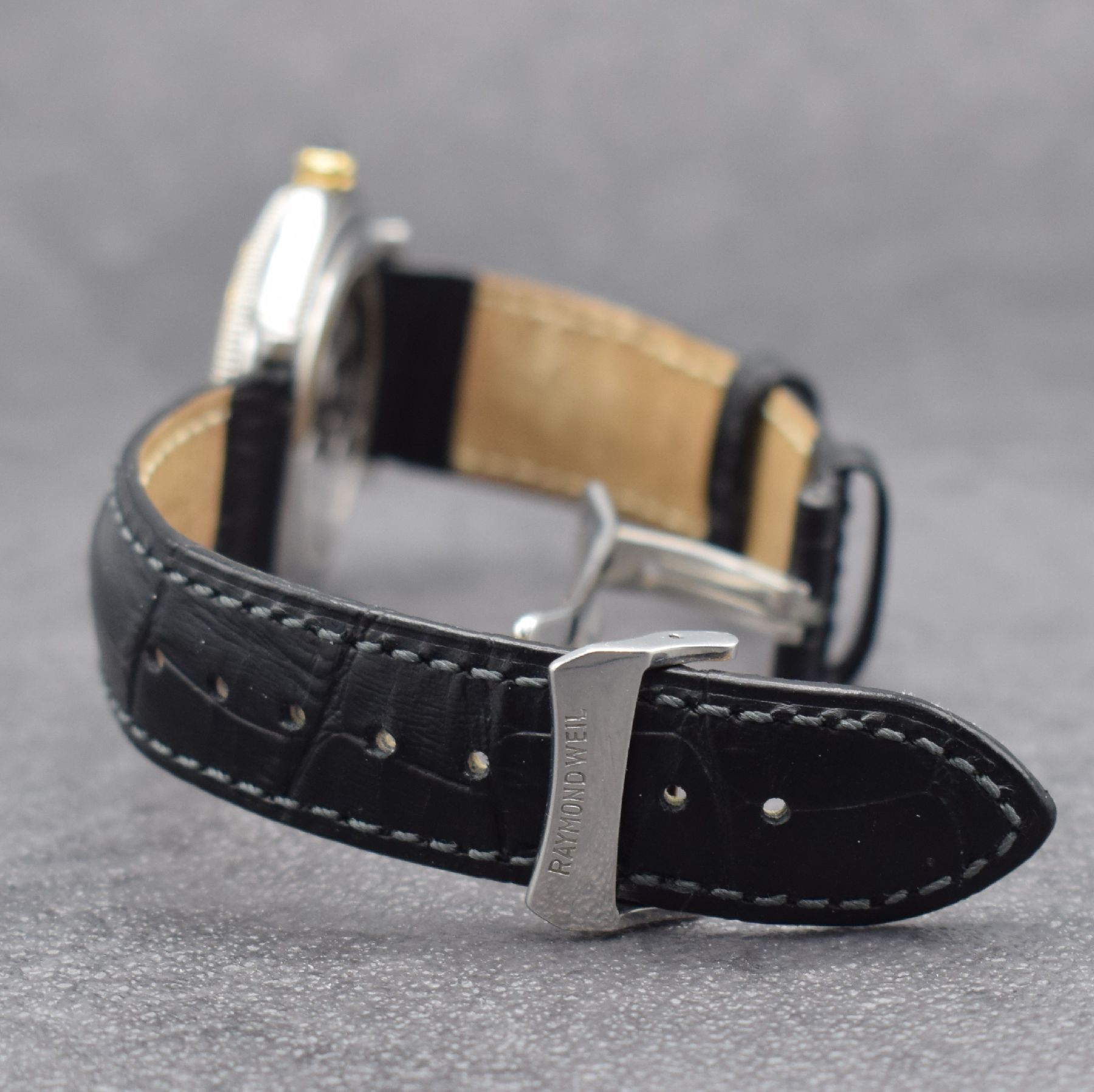 Detail d: RAYMOND WEIL Herrenarmbanduhr Parsifal GMT Chronometer in Stahl/Gold, Schweiz um 2000, Automatik, beids. vergl. Geh., Boden 4-fach verschr., ...