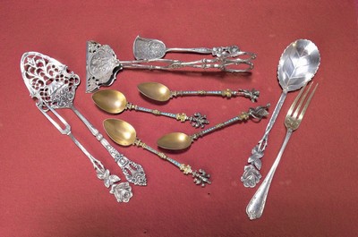 42 Silber-Dessertbesteckteile, deutsch, um 1900, 800er Silber, z.T. vergoldet: 6 Dessertlöffel und eine Zuckerzange, Frühbarockstil, mit ...