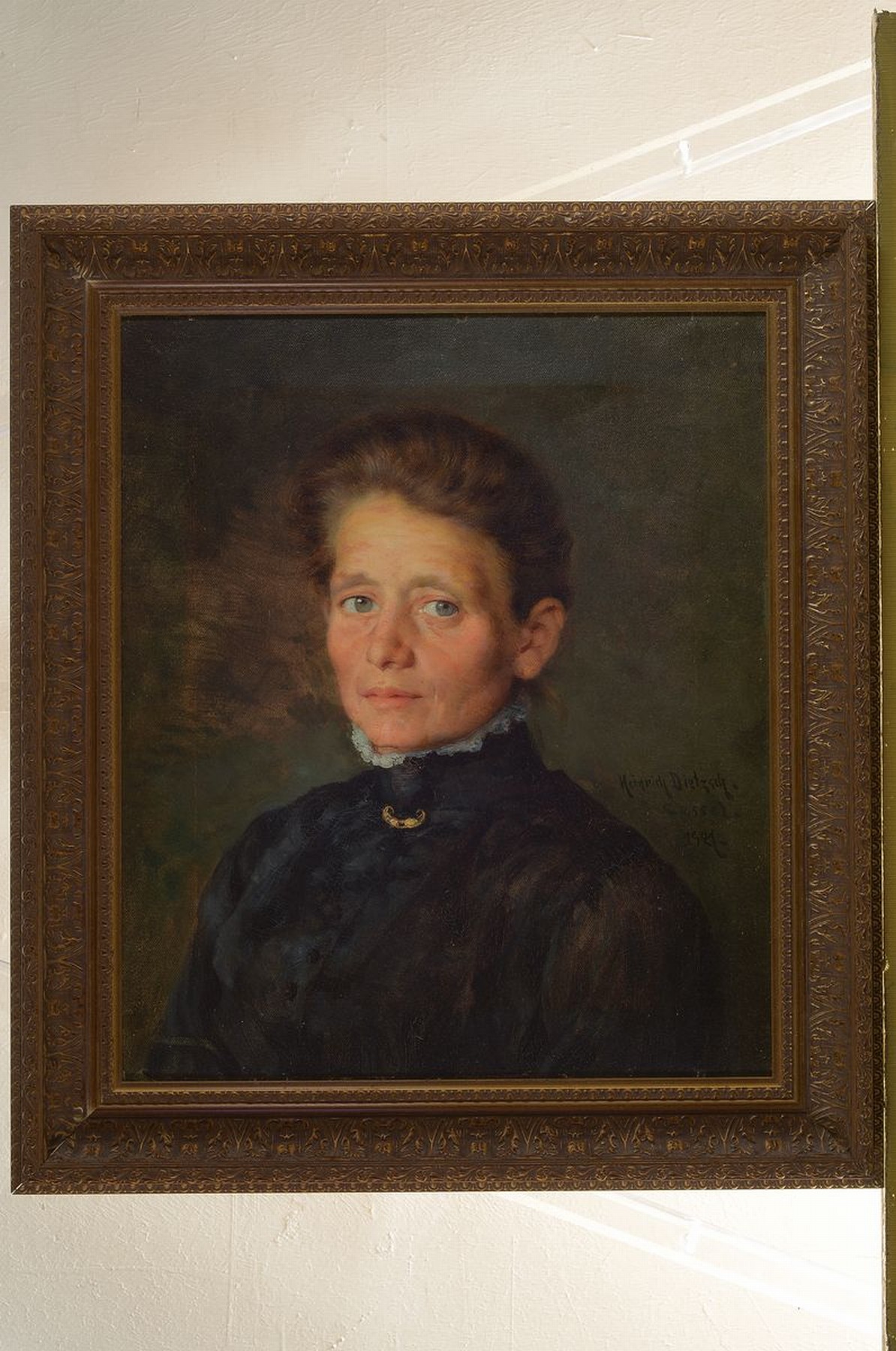 Detail k: Heinrich Dietzsch, 1882 Kassel - 1952 Rothenburg, Porträt einer Frau mit goldenem Schmuckstück am Kragen, Öl/Lwd, re. mittig signiert und dat. ...