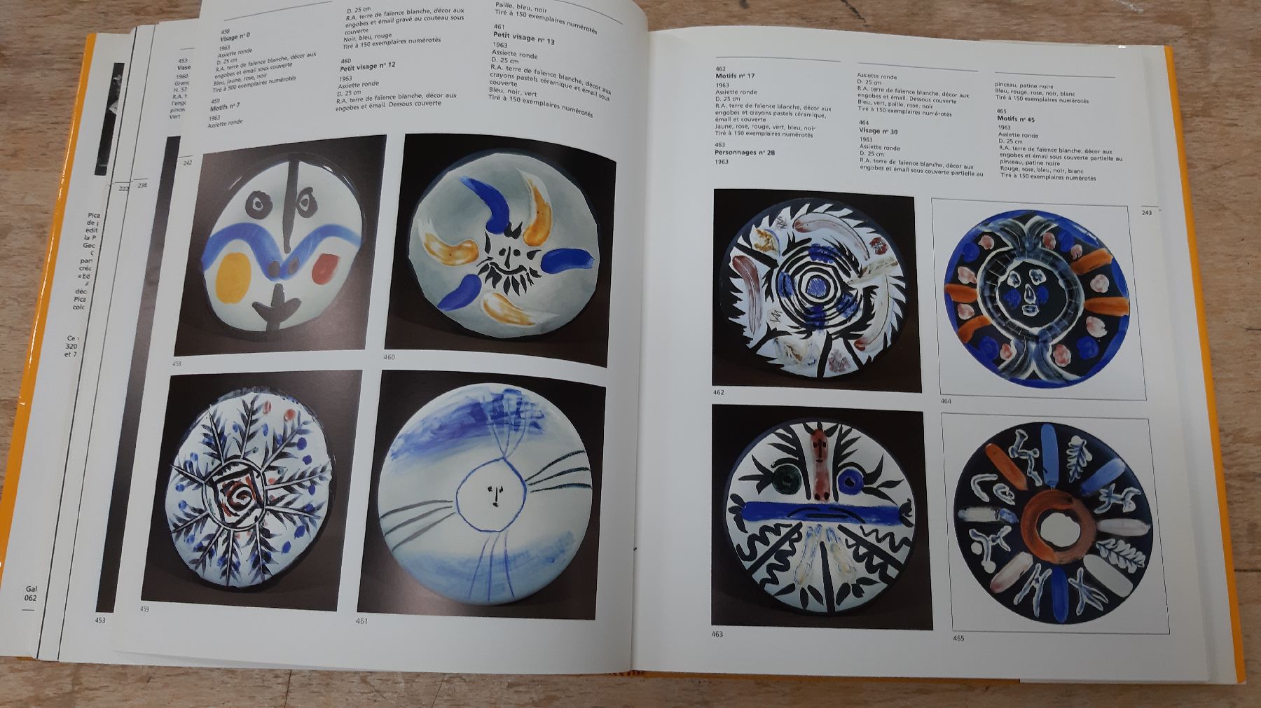 Detail g: Alain Ramie: Catalogue de l'Oeuvre ceramique edite 1947-1971, Madoura 1988, 319 Seiten, mit 570 Farb- und 75 S/W-Abbildungen, frz. Text, l. ...